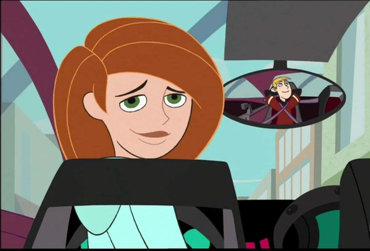 kim possible 桌布 壁紙 — 一位紅髮卡通女性坐在車裡，表情惱怒，而一名男子在後視鏡中微笑。