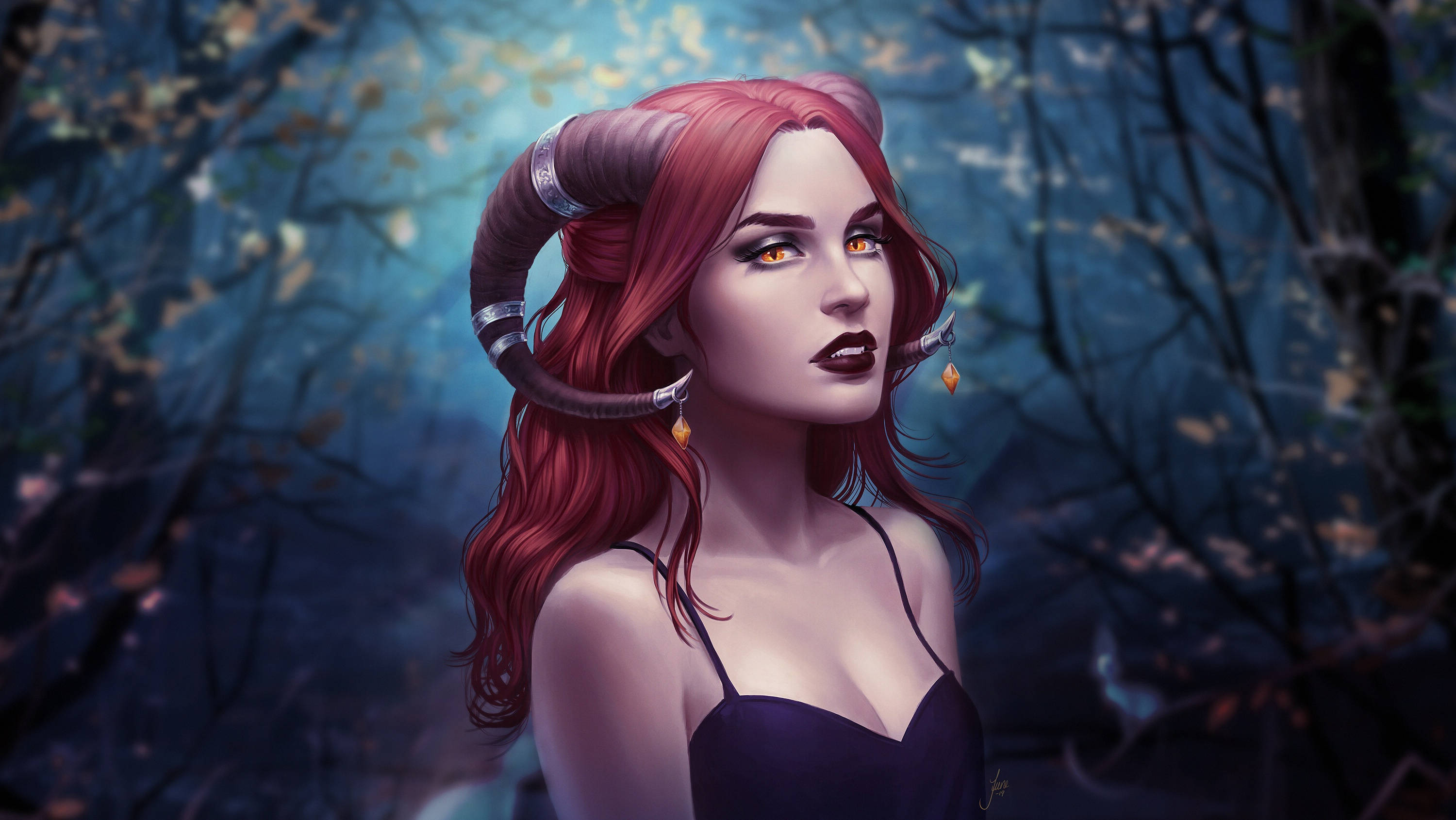 Succubus 桌布 壁紙 — 一位紅髮女子，長著彎曲的角和金色的眼睛，站在被藍色暮光籠罩的迷霧森林中。