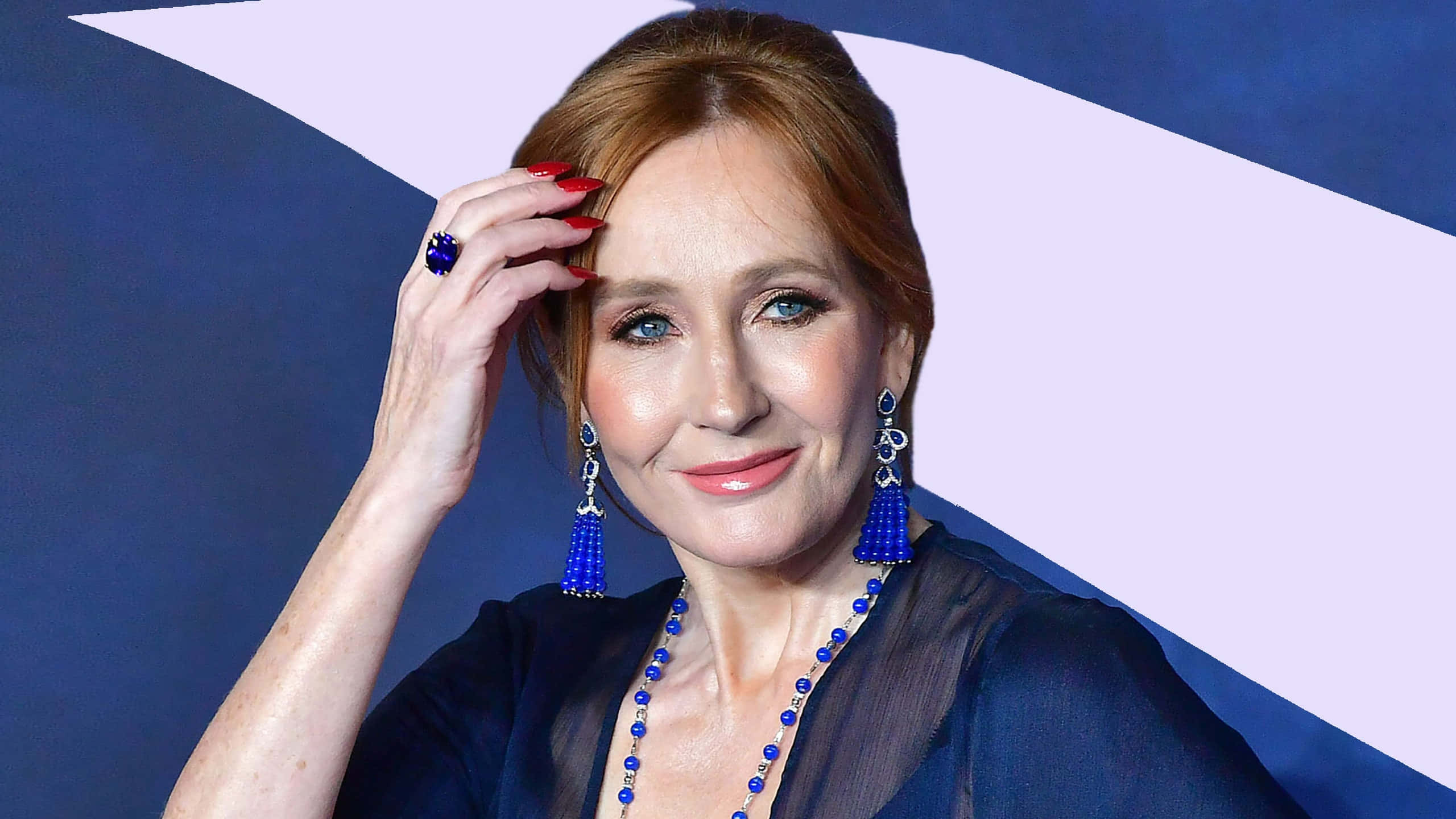 J K Rowling 桌布 壁紙 — 一位紅髮女子佩戴藍色珠寶，在搶眼的藍白幾何背景前擺姿勢。