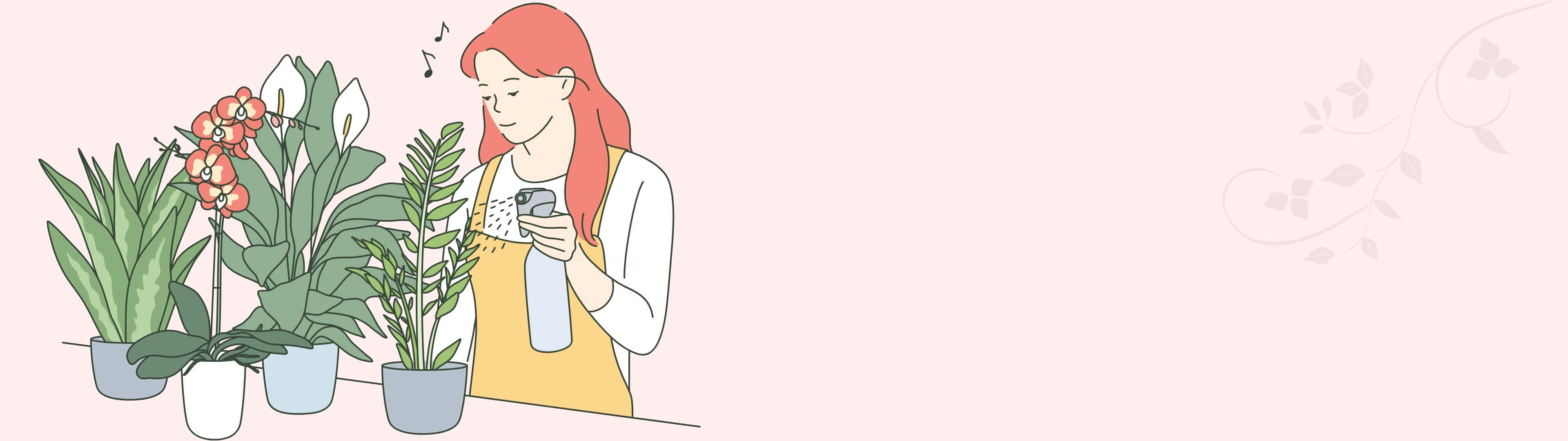 3840x1080 桌布 壁紙 — 一位紅髮女子穿著黃色圍裙，一邊用噴壺給盆栽澆水，一邊微笑。