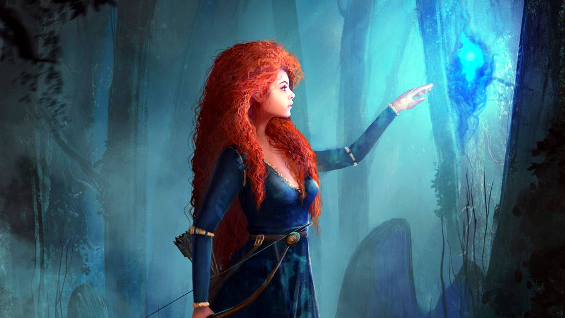 Merida 桌布 壁紙 — 一位紅髮女子身穿藍色連衣裙，在迷霧籠罩的魔法森林中伸手觸碰發光的藍色球體。