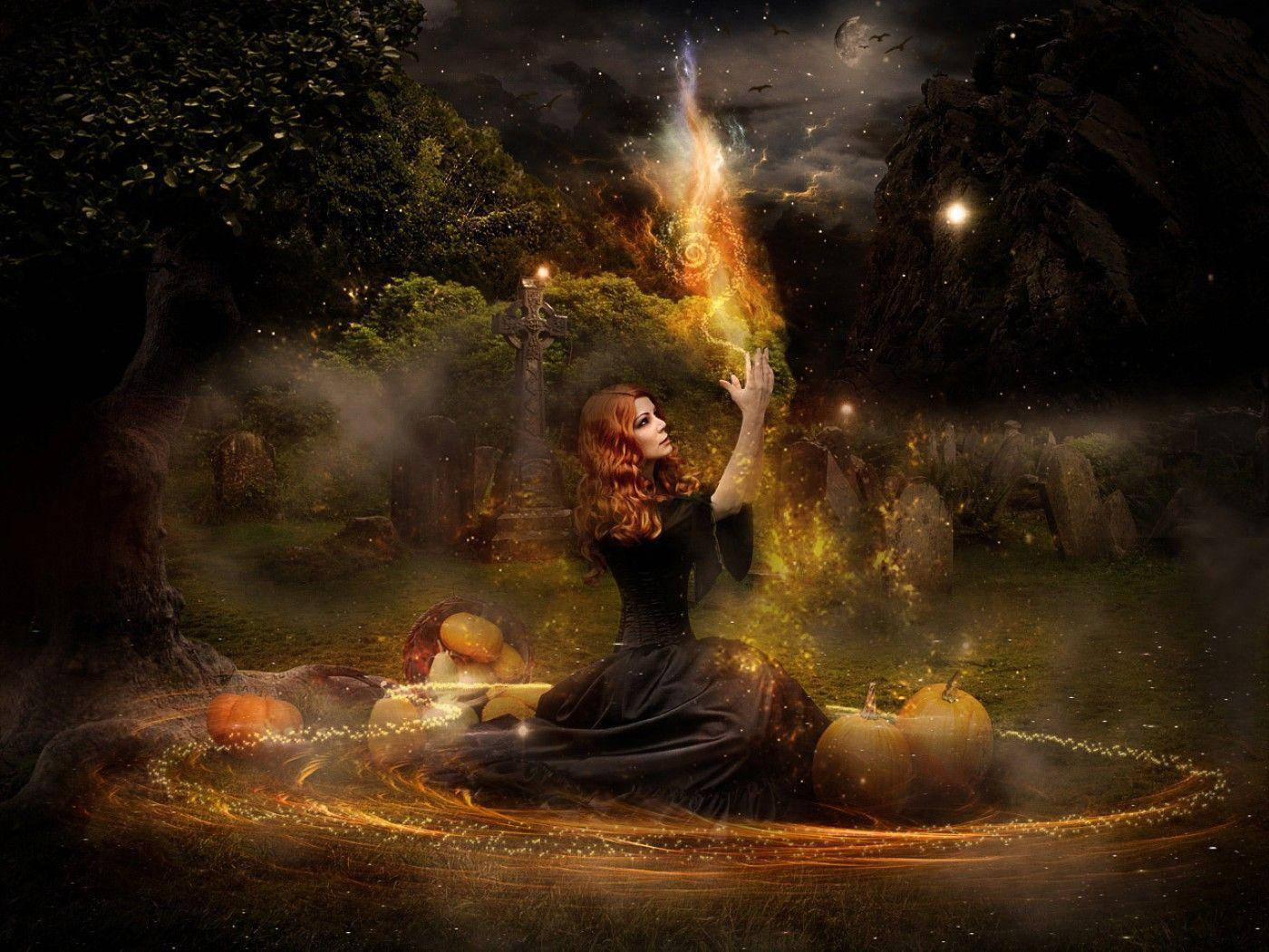 witchcraft 桌布 壁紙 — 一位紅髮女巫在煙霧瀰漫的墓地中施展火焰法術，周圍環繞著南瓜和發光的符文。