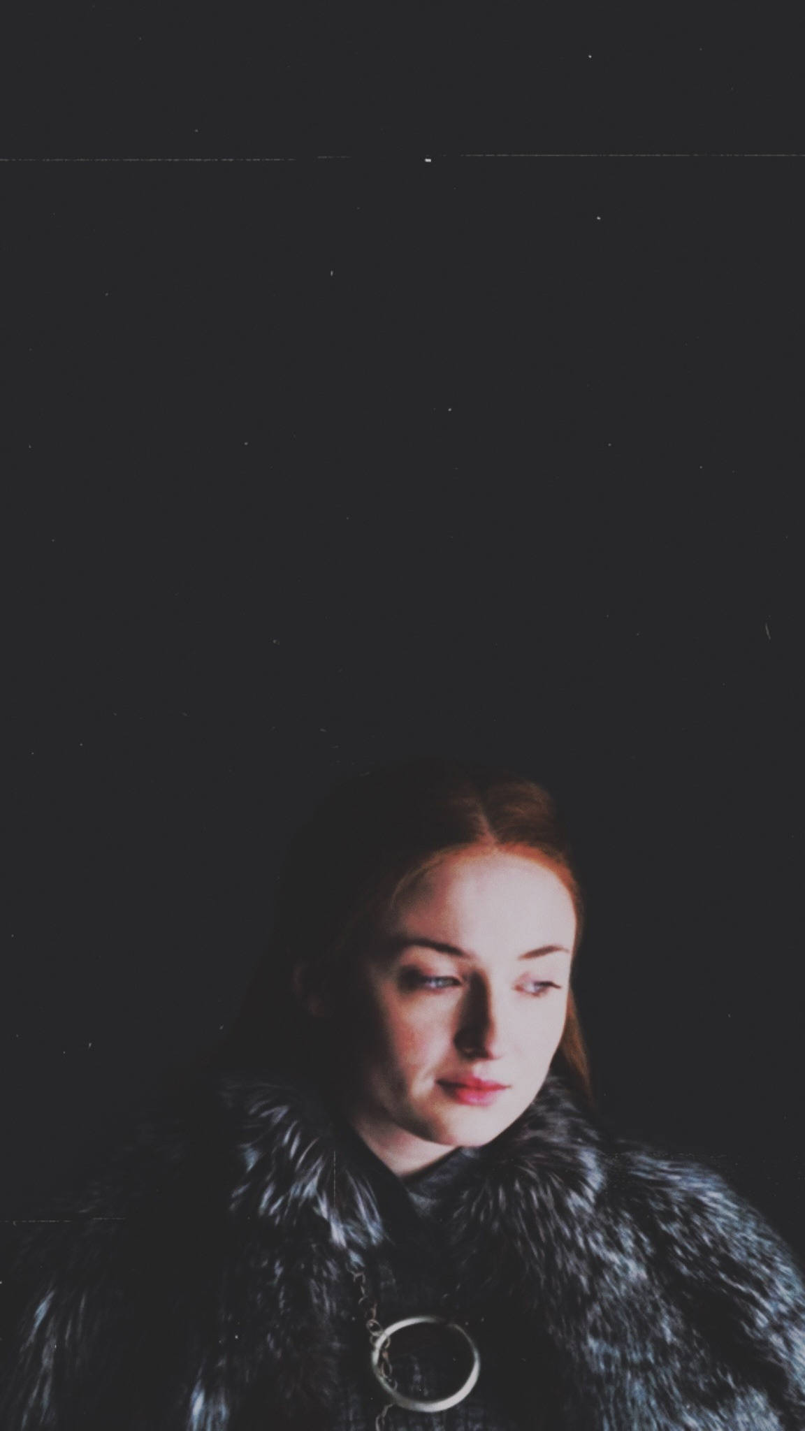 Sansa Stark 桌布 壁紙 — 一位紅髮女性穿著深色毛皮大衣，背景為黑色，帶有微妙的星星。