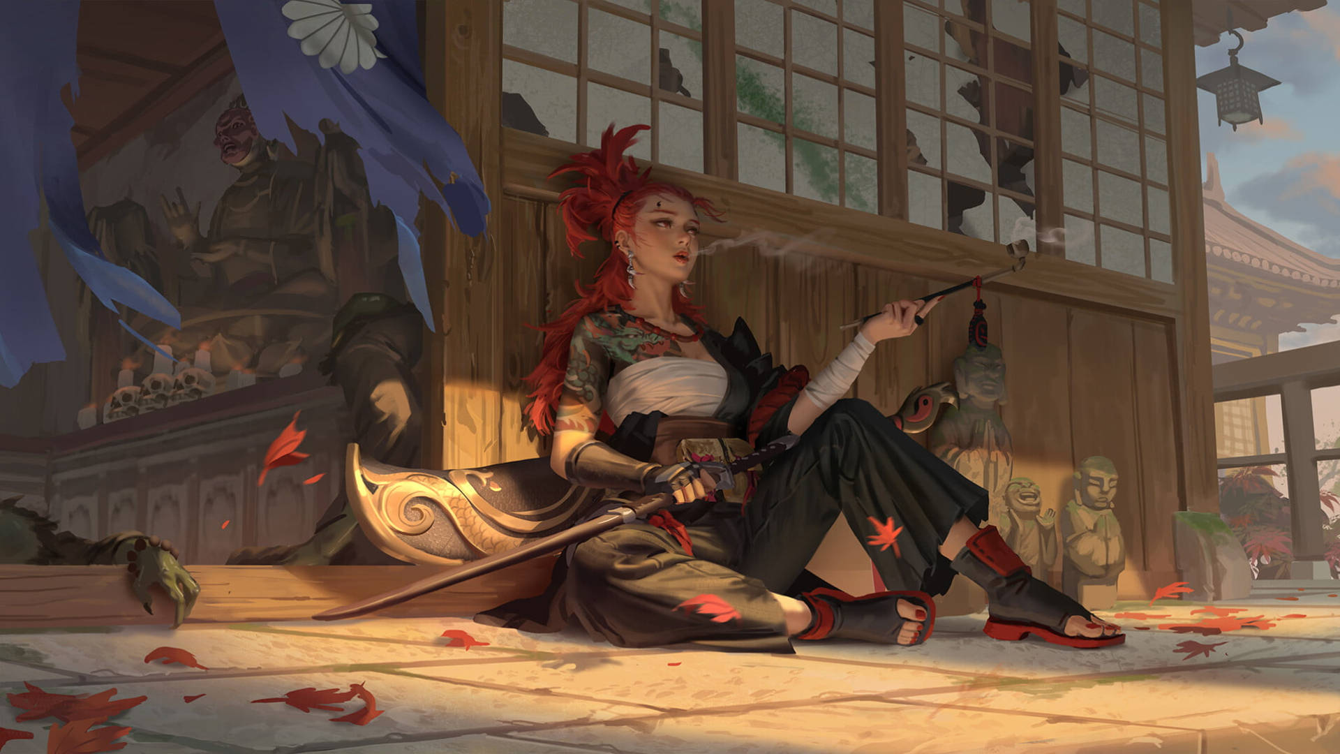 武士動畫 桌布 壁紙 — 一位紅髮女武士穿著傳統服飾，坐在木製門廊上，周圍飄落著秋天的樹葉，抽著煙斗。