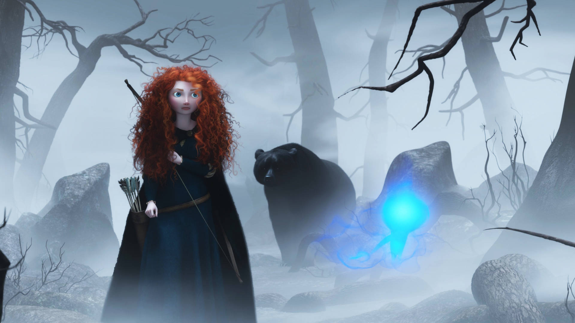 Disney Brave 桌布 壁紙 — 一位紅髮女英雄身穿深色斗篷，手持弓箭，站在一隻黑熊旁邊，身處迷霧森林中，周圍有發光的藍色魔法。