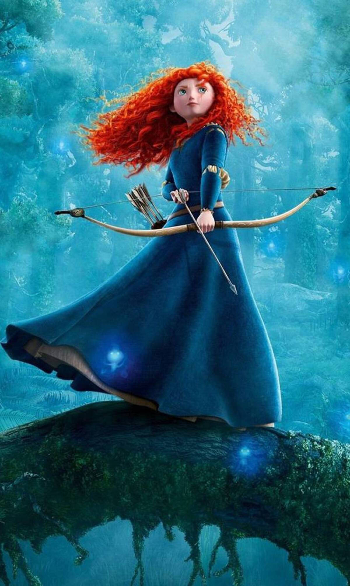 Merida 桌布 壁紙 — 一位紅髮女英雄身穿藍色連衣裙，站在長滿苔蘚的石頭上，手持弓箭，背景是發光的藍色森林。