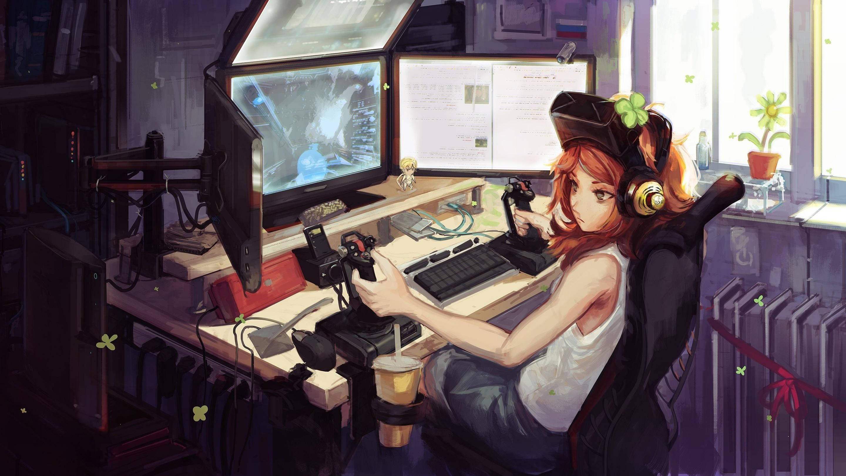 Anime Gaming 桌布 壁紙 — 一位紅髮年輕女子戴著耳機，在雜亂的遊戲室中，沐浴在柔和窗光下，於雙顯示器上玩飛行模擬器。