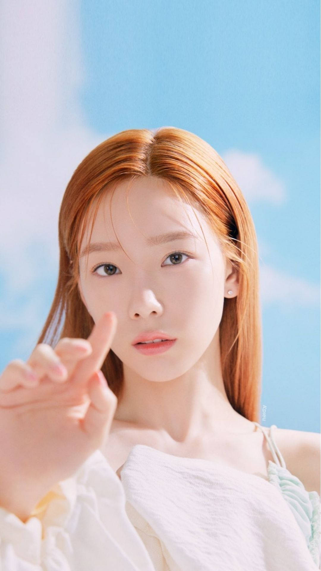 태연 桌布 壁紙 — 一位紅髮年輕女性穿著白色上衣，輕輕將臉頰貼在晴朗藍天與柔軟白雲上。