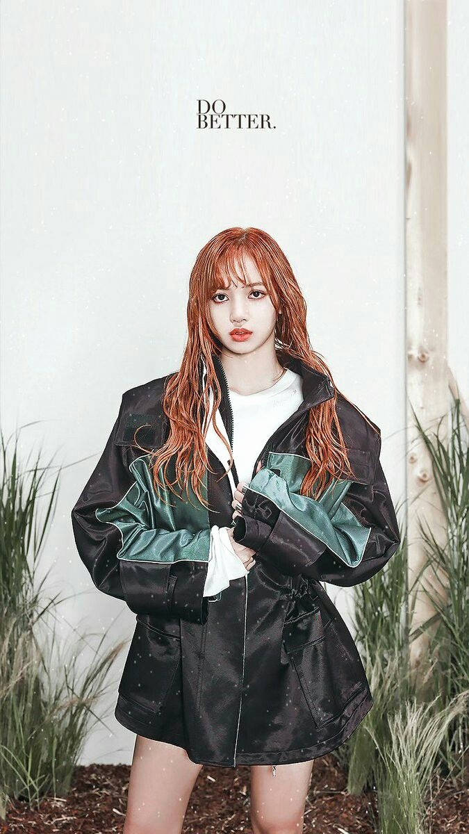 BLACKPINK 桌布 壁紙 — 一位紅髮年輕女性自信地穿著黑色和藍綠色外套，站在有綠色植物和「do better」文字的白色牆前。
