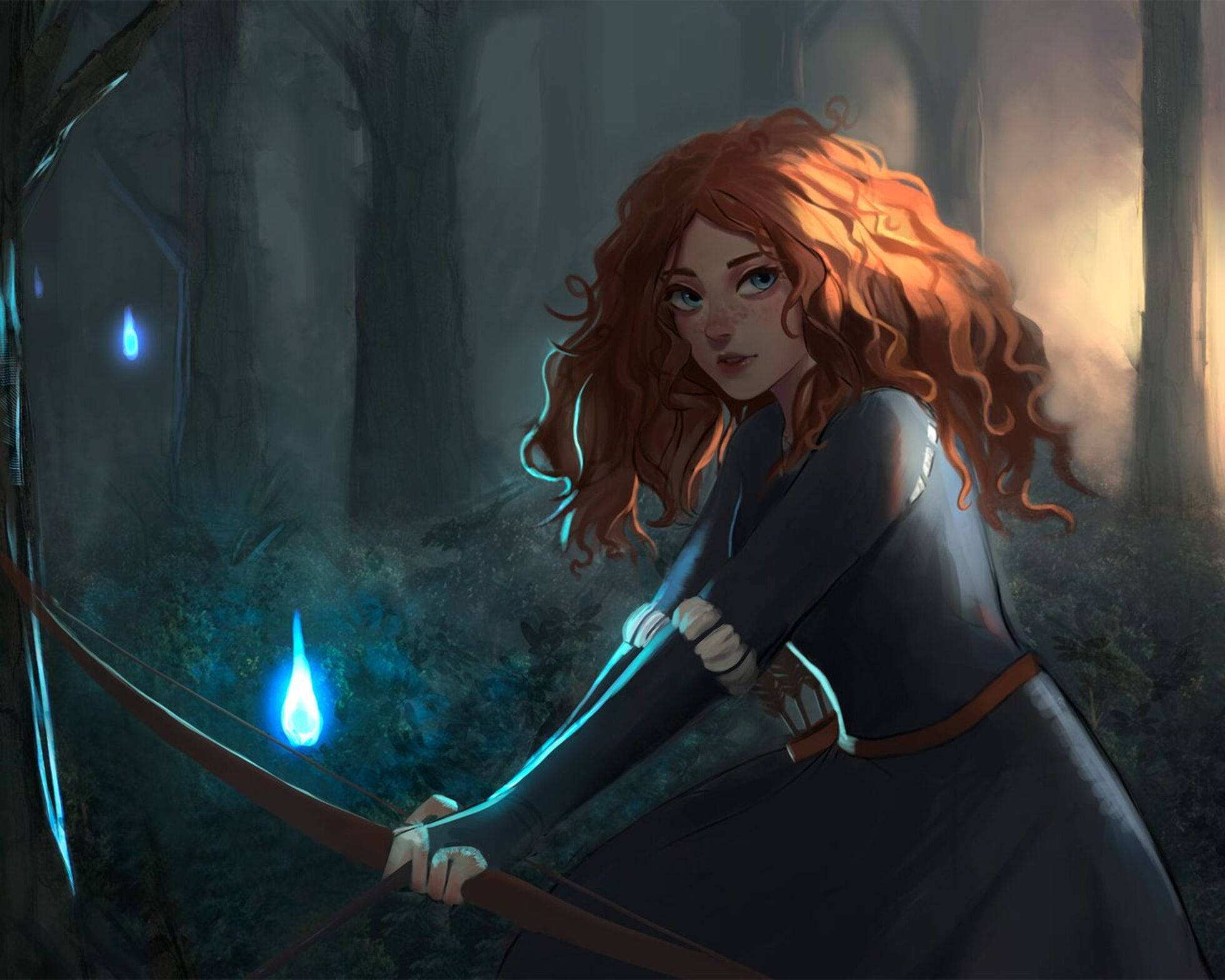 Merida 桌布 壁紙 — 一位紅髮弓箭手在黑暗森林中，於霧氣瀰漫的暮光下拉開發光的藍色弓。