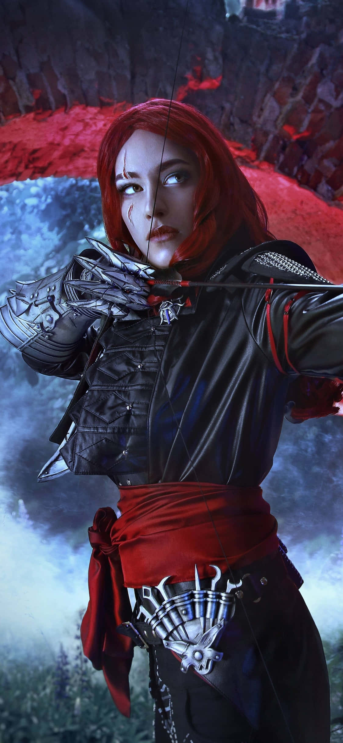 iPhone Xs Dragon Age Inquisition 桌布 壁紙 — 一位紅髮弓箭手身穿暗色鎧甲，在霧氣繚繞的懸崖邊拉弓，下方是熾熱的紅色熔岩。