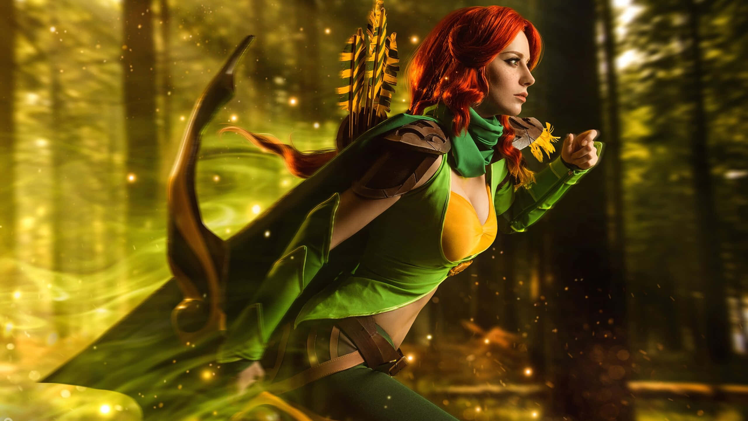 dota 2 4K 桌布 壁紙 — 一位紅髮弓箭手身穿綠色和黃色裝備，在發光的森林中拉弓待發，魔法能量在她周圍旋轉。