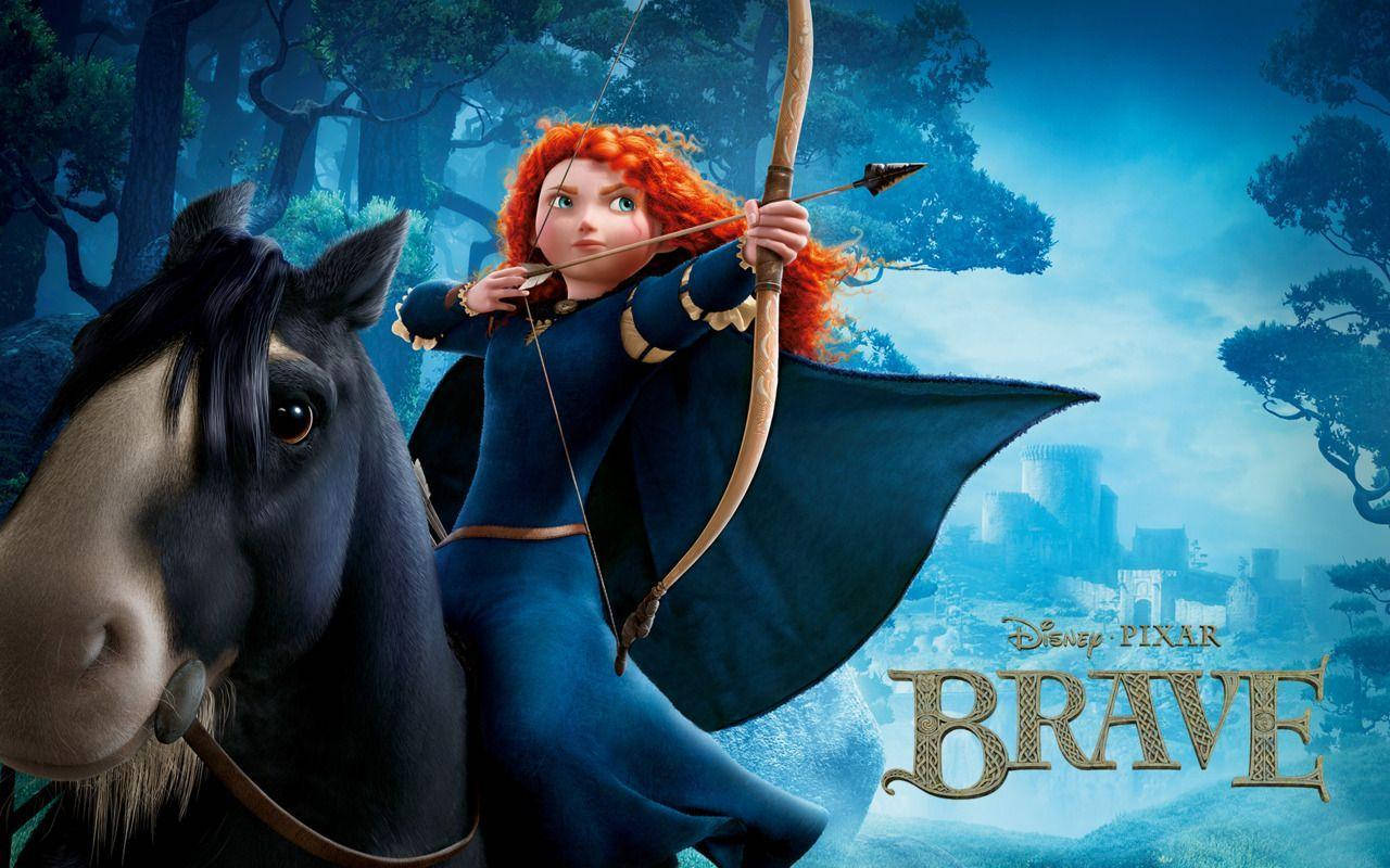Disney Brave 桌布 壁紙 — 一位紅髮弓箭手身穿藍色盔甲，騎著黑馬穿過迷霧森林，遠處有一座城堡。