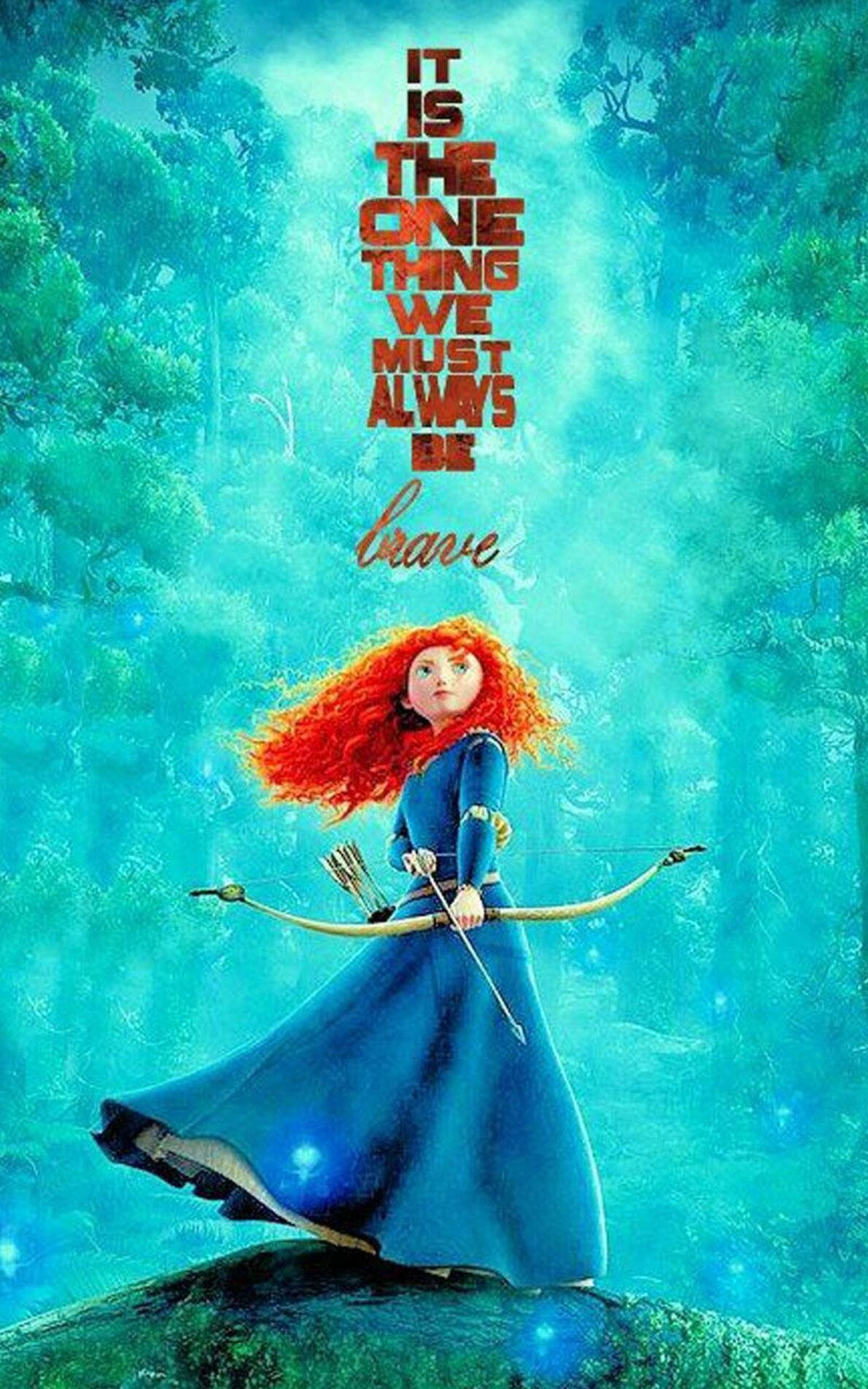 Merida 桌布 壁紙 — 一位紅髮弓箭手身穿藍色連衣裙，站在發光的藍綠色森林中的一塊長滿苔蘚的石頭上，手持弓箭，上方有文字。