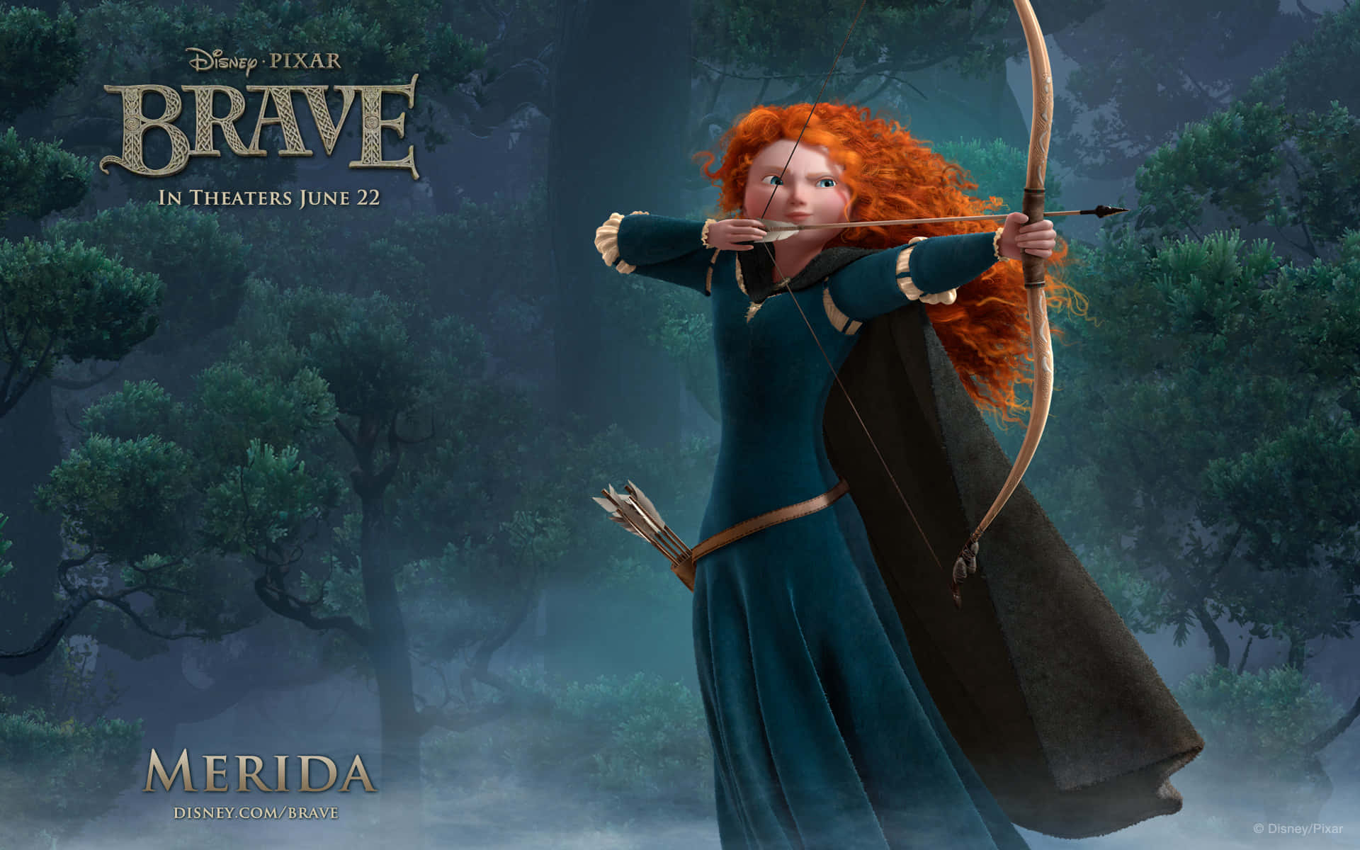 Brave 桌布 壁紙 — 一位紅髮弓箭手身穿青綠色連衣裙，在迷霧森林中拉弓待發，準備射出箭矢。