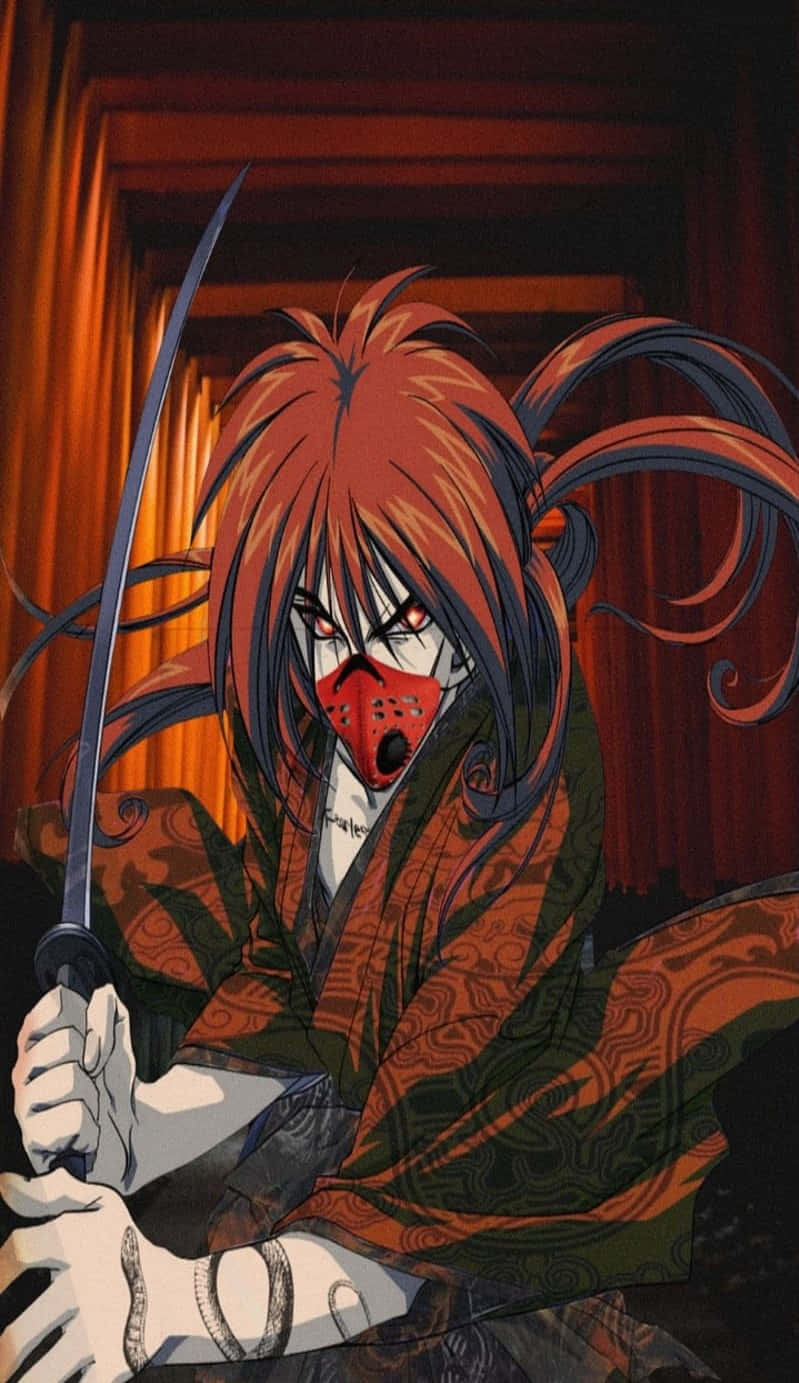 Rurouni Kenshin 桌布 壁紙 — 一位紅髮戴面具的兇猛動漫武士，在光線昏暗的木質走廊中緊握一把武士刀。