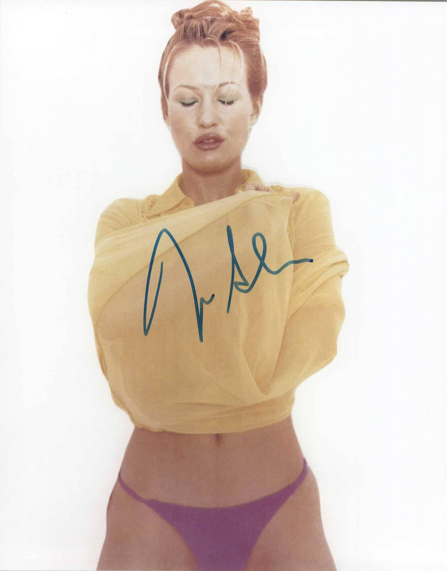 Celebrity 桌布 壁紙 — 一位紅髮盤起的女性穿著黃色上衣和紫色內衣，在純白背景上，胸前有藍色簽名。