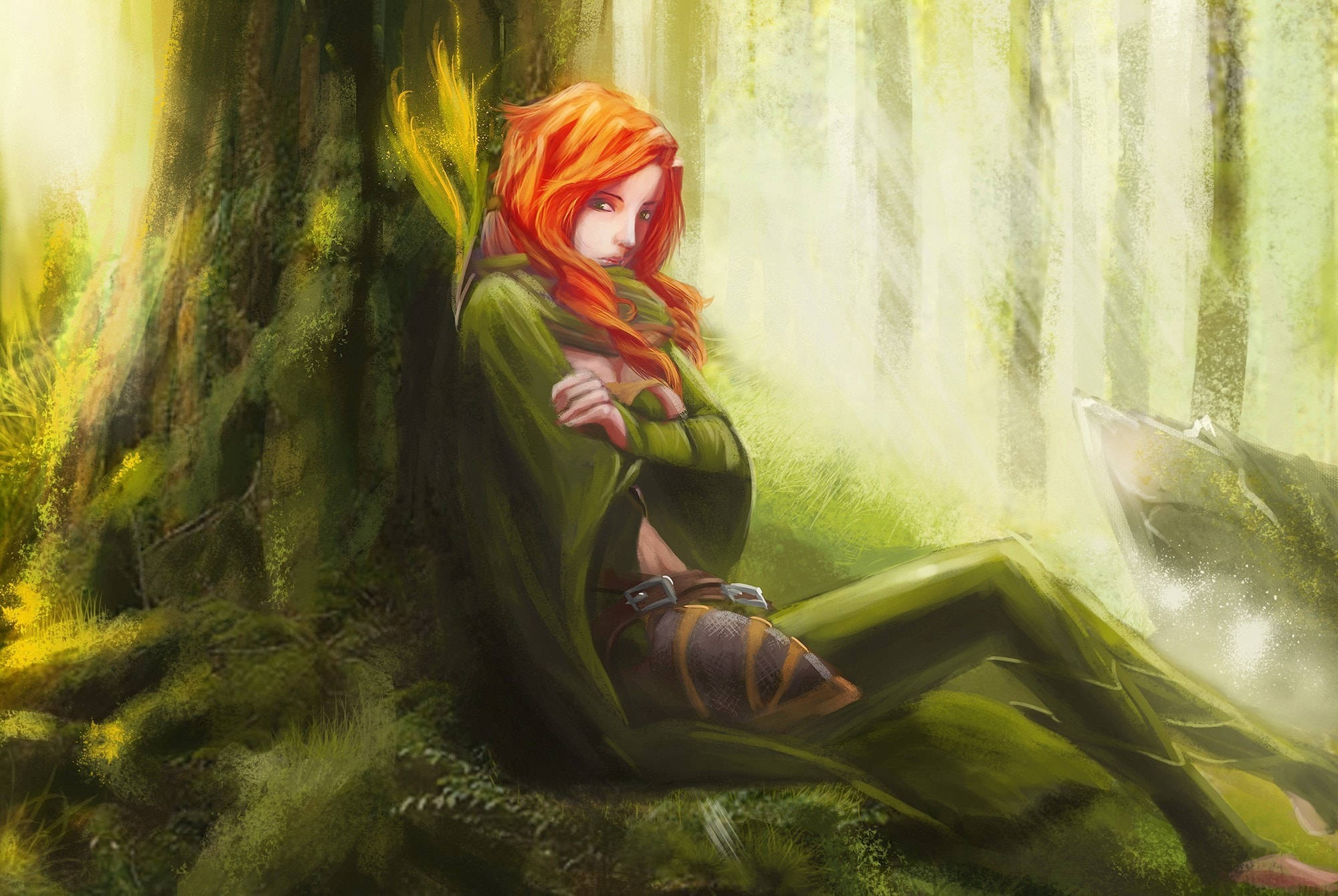 Dota 2 桌布 壁紙 — 一位紅髮精靈，眼睛發光，坐在陽光斑駁的森林中，靠著長滿苔蘚的樹幹沉思。