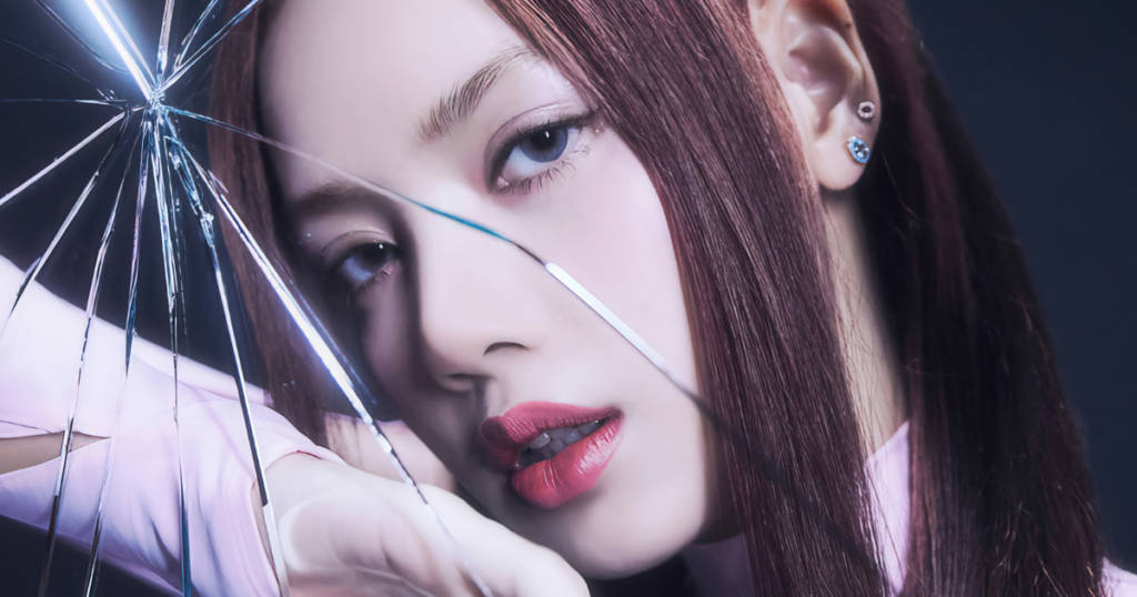 lisa 桌布 壁紙 — 一位紅髮紅唇的女性透過破碎的玻璃凝視，眼神強烈的藍色眼睛。