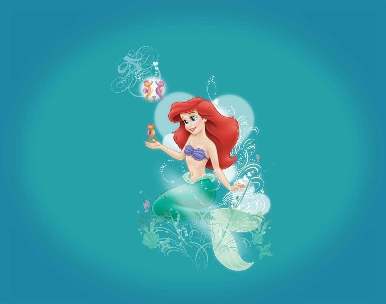 愛麗兒 桌布 壁紙 — 一位紅髮綠尾的快樂美人魚微笑著，手持一條小橙魚，背景是藍綠色漸變。