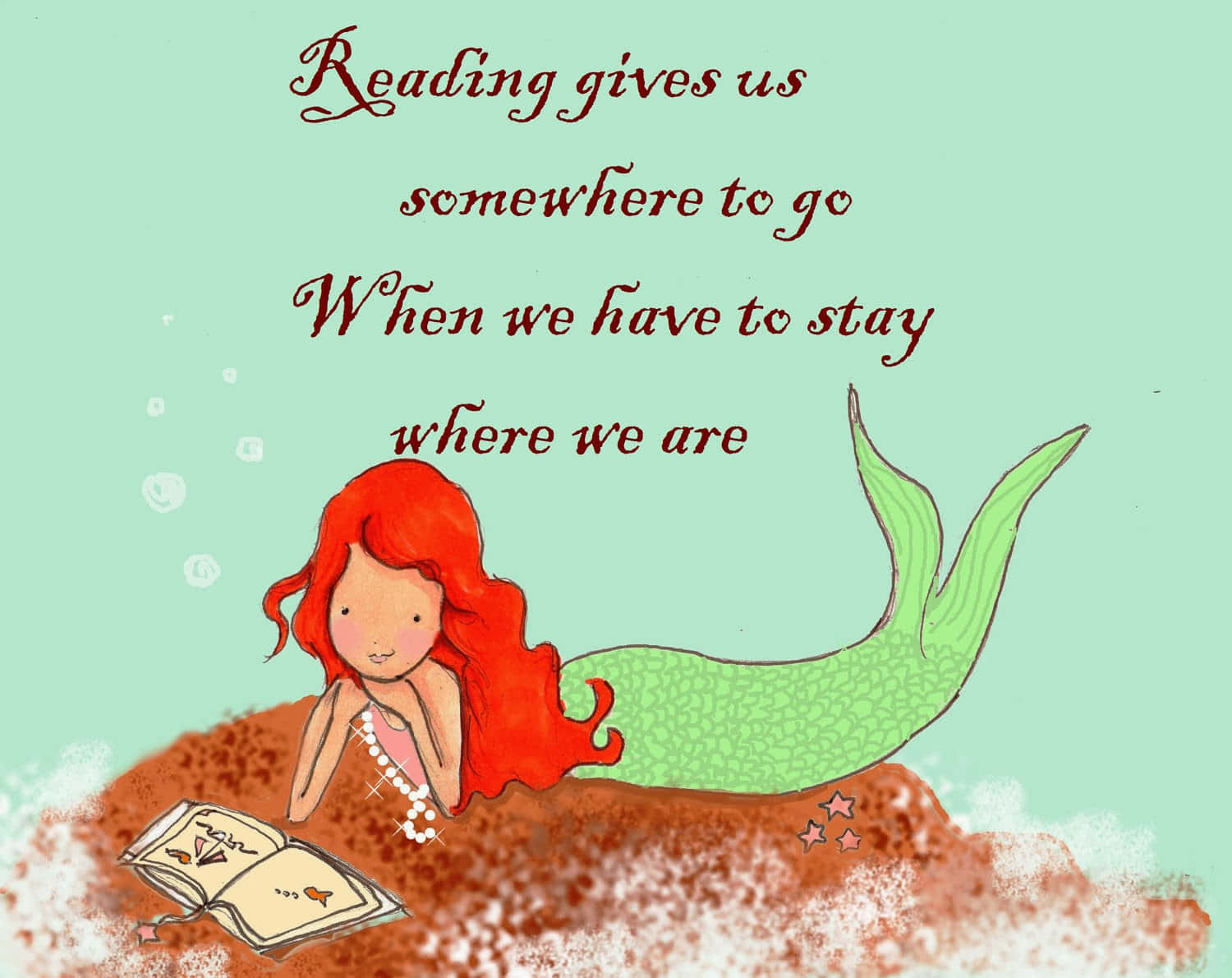 Reading 桌布 壁紙 — 一位紅髮綠尾的美人魚在柔和的藍綠色水下，於珊瑚礁上閱讀一本書，周圍漂浮著氣泡和星星。