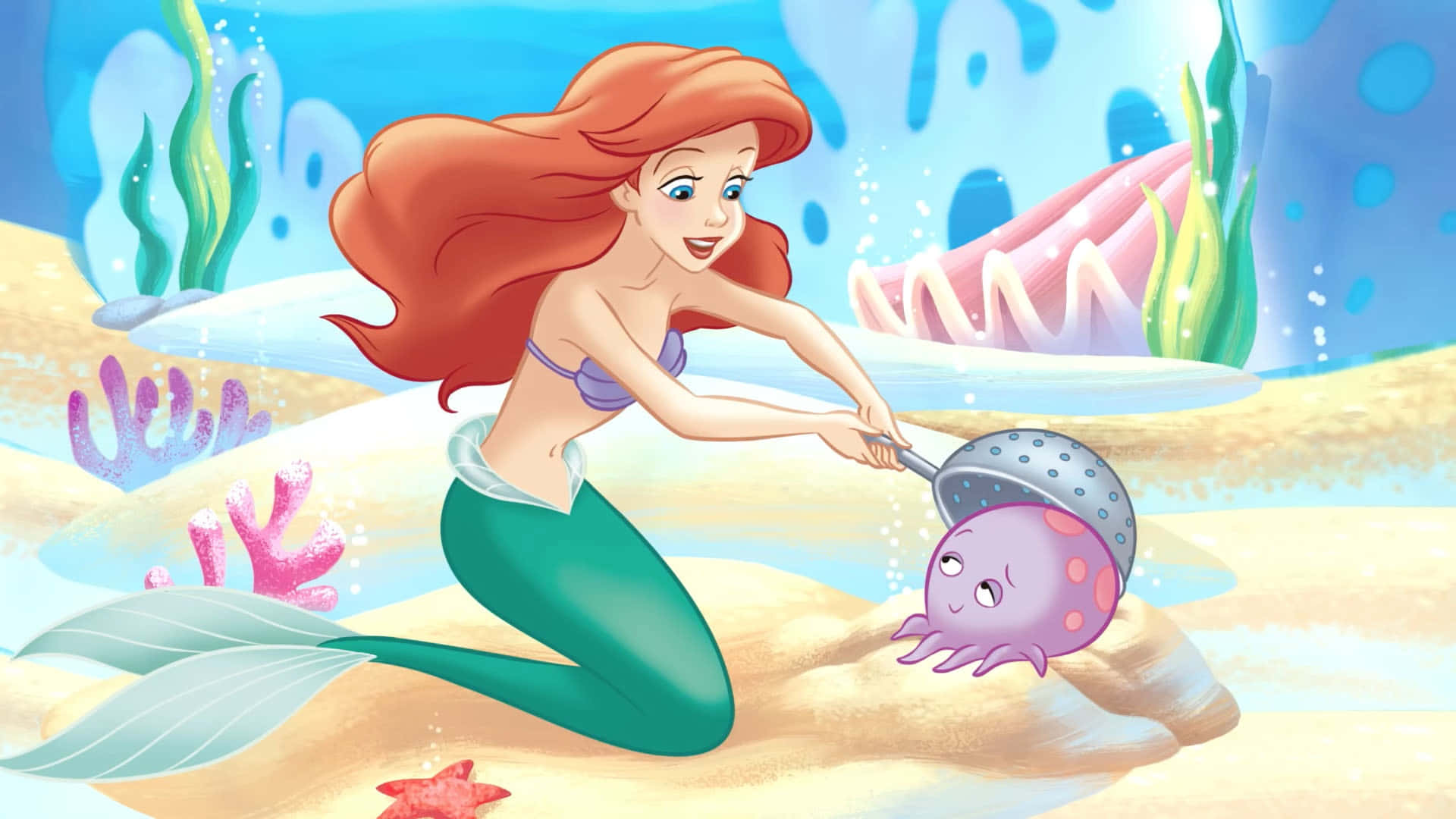 The Little Mermaid 桌布 壁紙 — 一位紅髮綠尾的美人魚在色彩繽紛的珊瑚礁中，頑皮地用篩子對著一隻小紫色章魚。