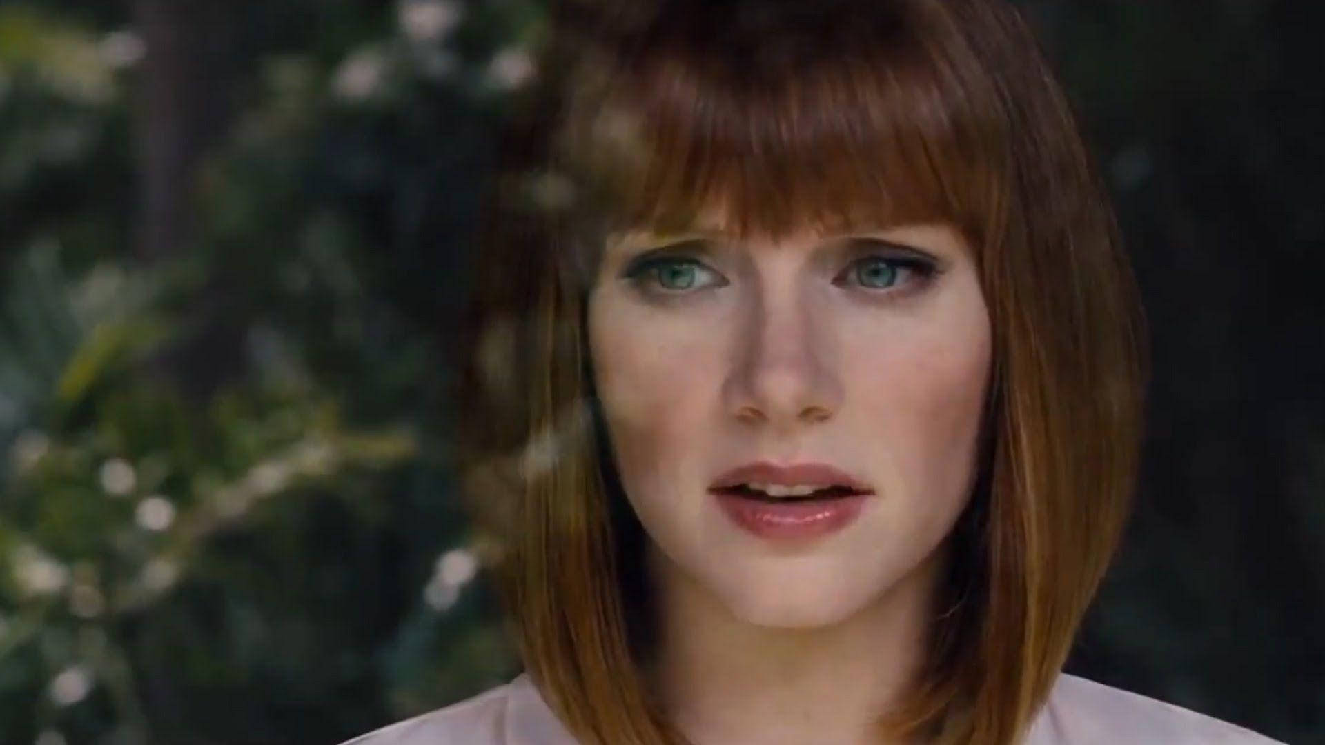 Jurassic World 桌布 壁紙 — 一位紅髮綠眼女性的特寫，她帶著驚訝的表情直視鏡頭。