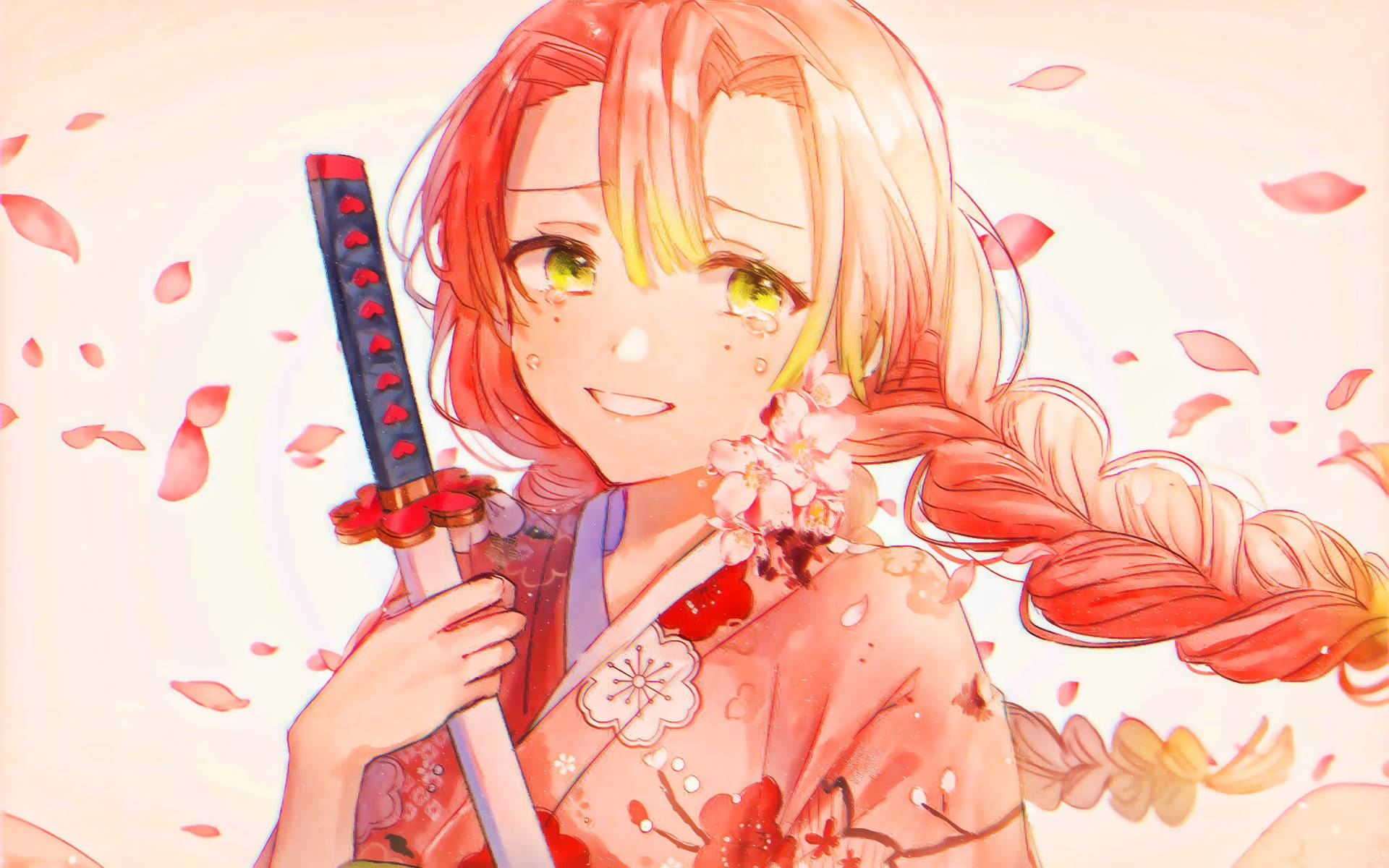 Mitsuri 桌布 壁紙 — 一位紅髮綠眼的開朗動漫女孩，在柔和的粉彩光線中，櫻花飄落，手持武士刀。