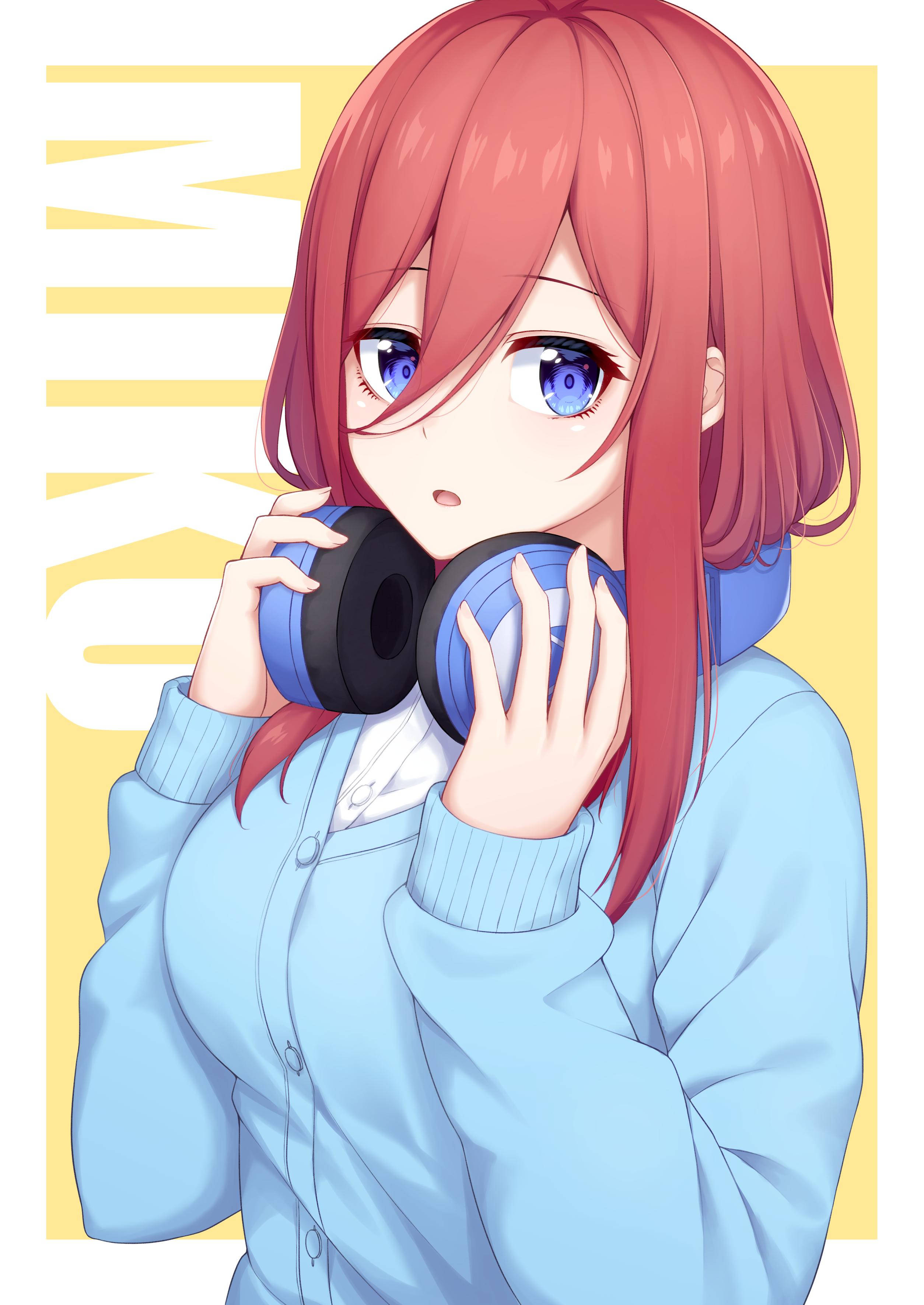 miku 桌布 壁紙 — 一位紅髮藍眼的動漫女孩，在黃色背景上白色文字中，將藍色耳機貼在耳邊。