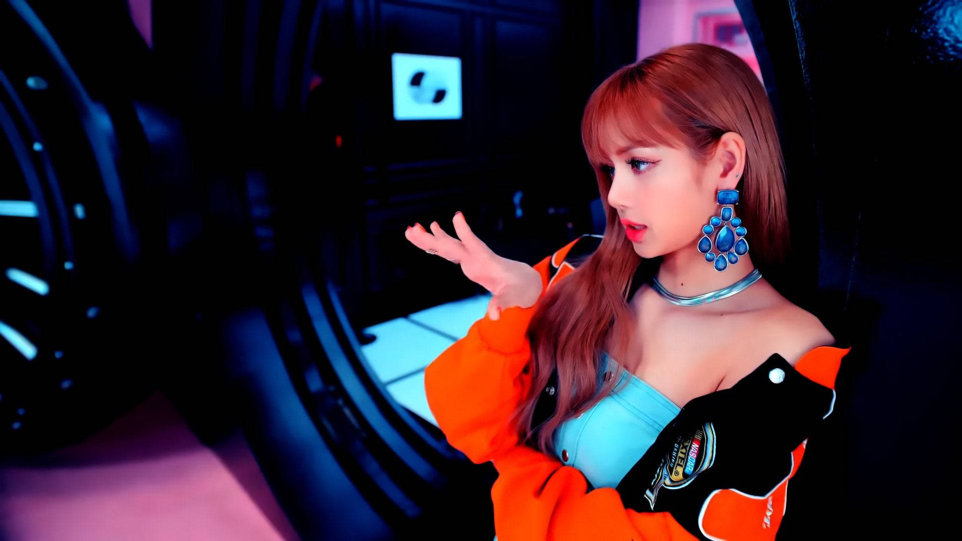 Lalisa 桌布 壁紙 — 一位紅髮藍耳環的年輕女性站在未來風格的門口，身穿橙色外套和藍色上衣，在霓虹燈光下。