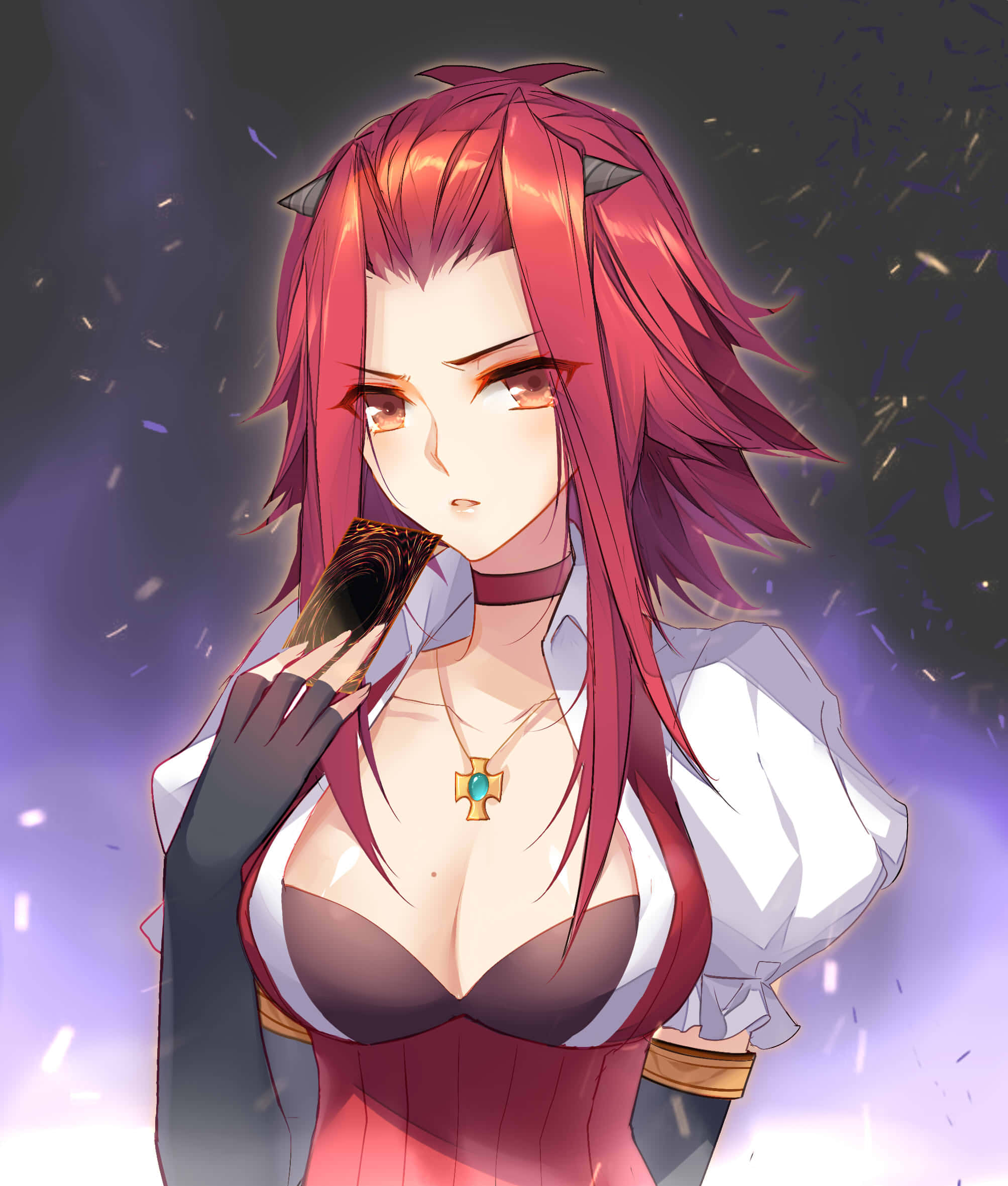 Akiza Izinski 桌布 壁紙 — 一位紅髮貓耳動漫女孩在發光紫色背景前手持卡片，背景有漂浮粒子。
