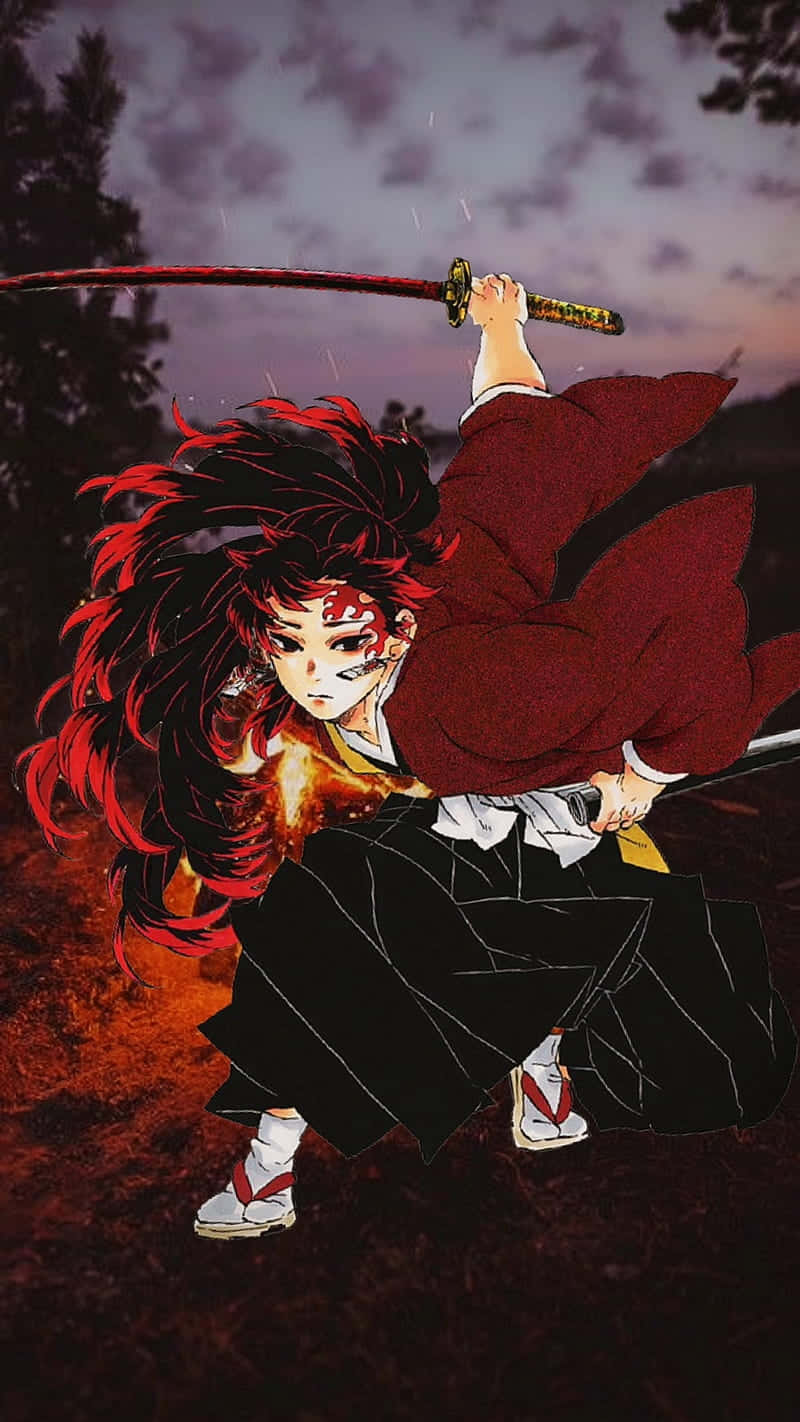 Yoriichi Tsugikuni 桌布 壁紙 — 一位紅黑和服、火焰般頭髮的動漫戰士，在黃昏雨夜中揮舞發光的劍。