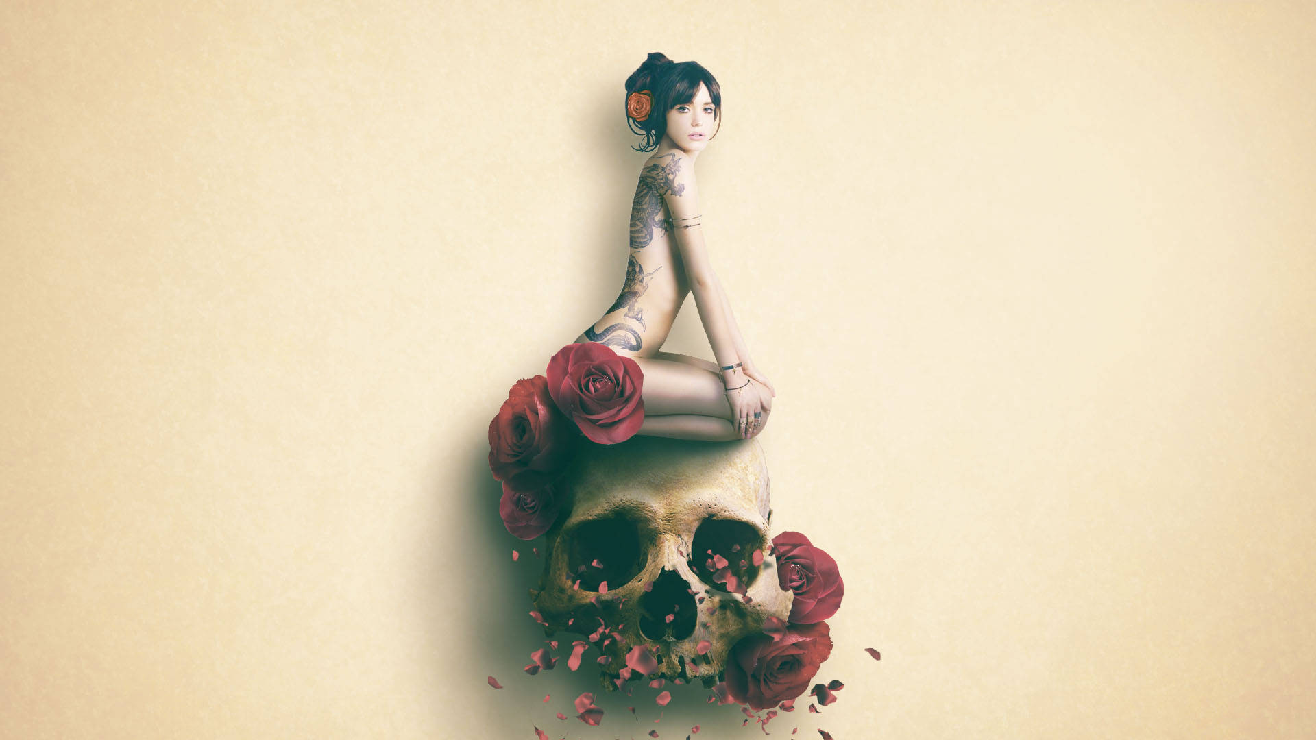 Life And Death 桌布 壁紙 — 一位紋身女士優雅地坐在一個飾有紅玫瑰的頭骨上，背景是米色。