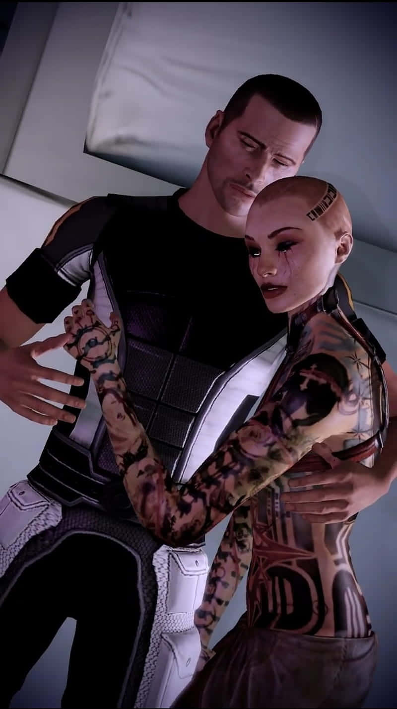 Mass Effect Jack 桌布 壁紙 — 一位紋身女子身穿未來風格服裝，在昏暗的房間裡擁抱一位身穿黑色裝甲服的男子。