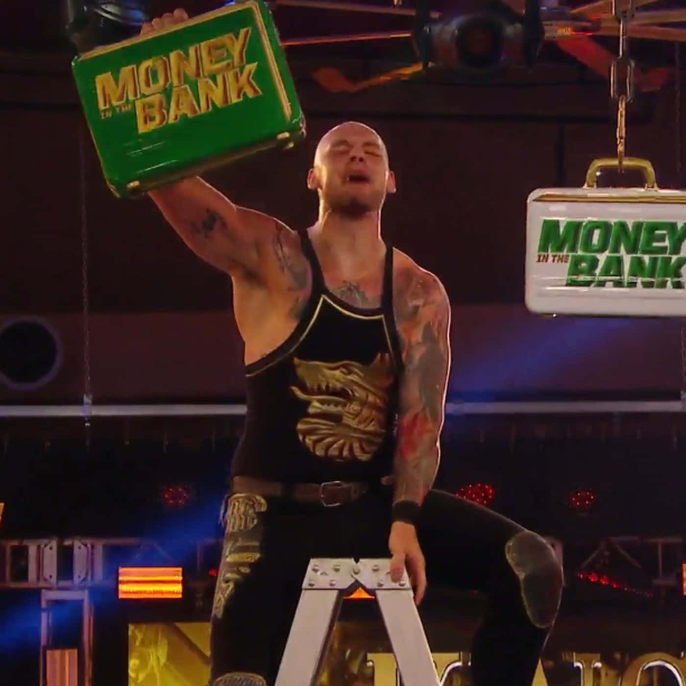 WWE 桌布 壁紙 — 一位紋身摔角手在燈光明亮的競技場中，高踞梯子頂端，勝利地高舉一個綠色的 Money in the Bank 公事包。