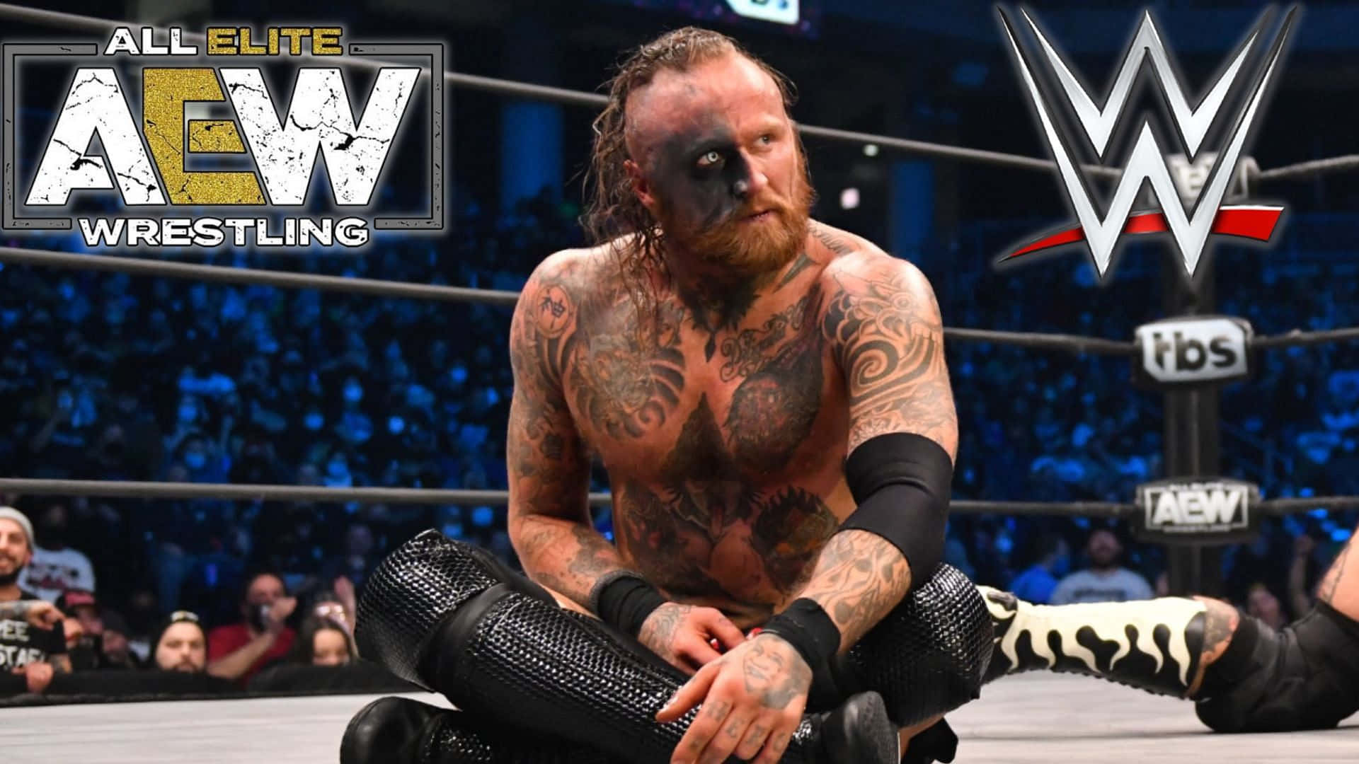 WWE 桌布 壁紙 — 一位紋身摔角手塗著黑色臉部彩繪，坐在明亮的競技場燈光下的摔角擂台上，AEW 和 WWE 標誌清晰可見。