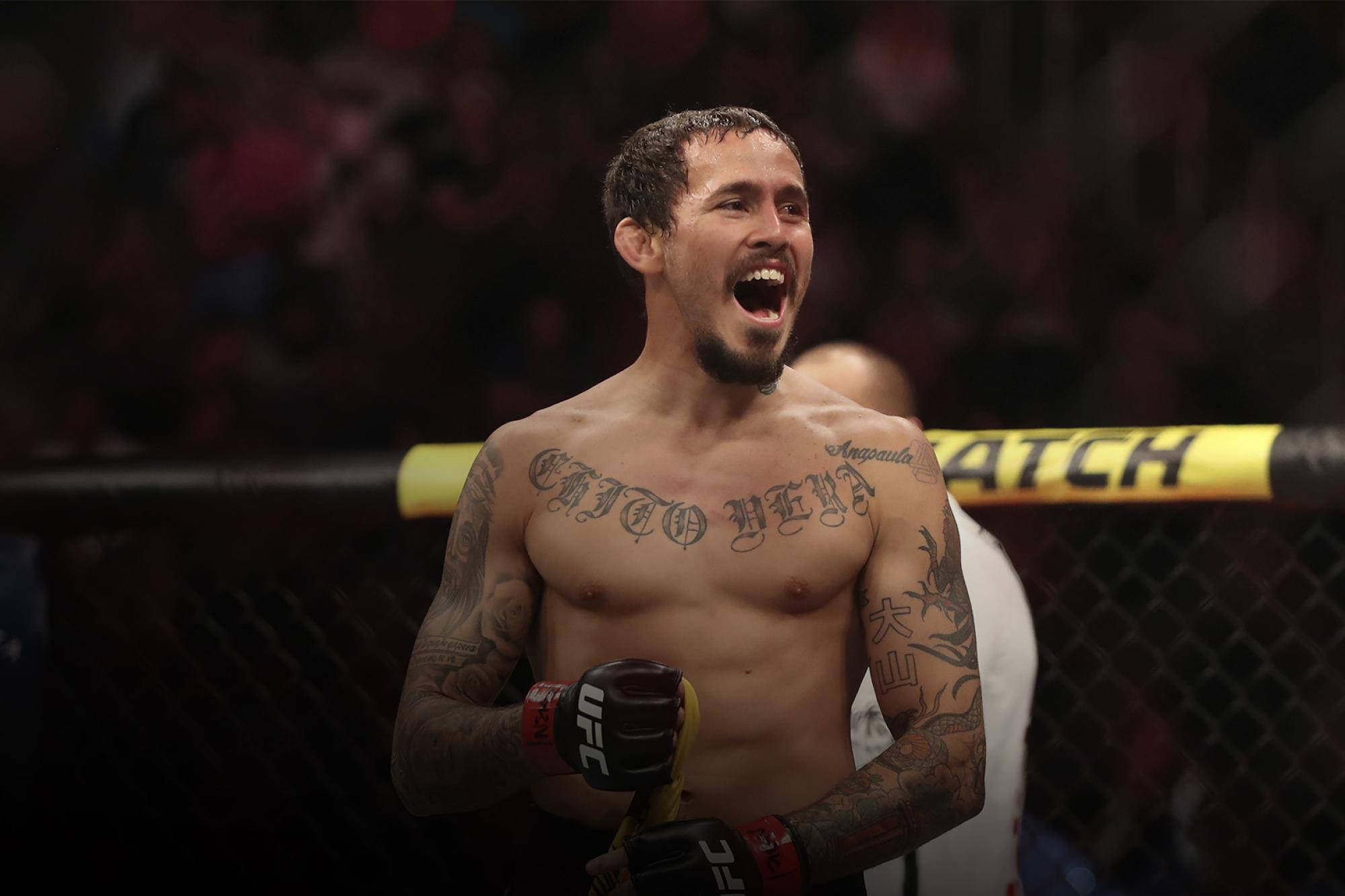 UFC 桌布 壁紙 — 一位紋身的MMA拳手在八角籠中高舉冠軍腰帶，發出勝利的咆哮。