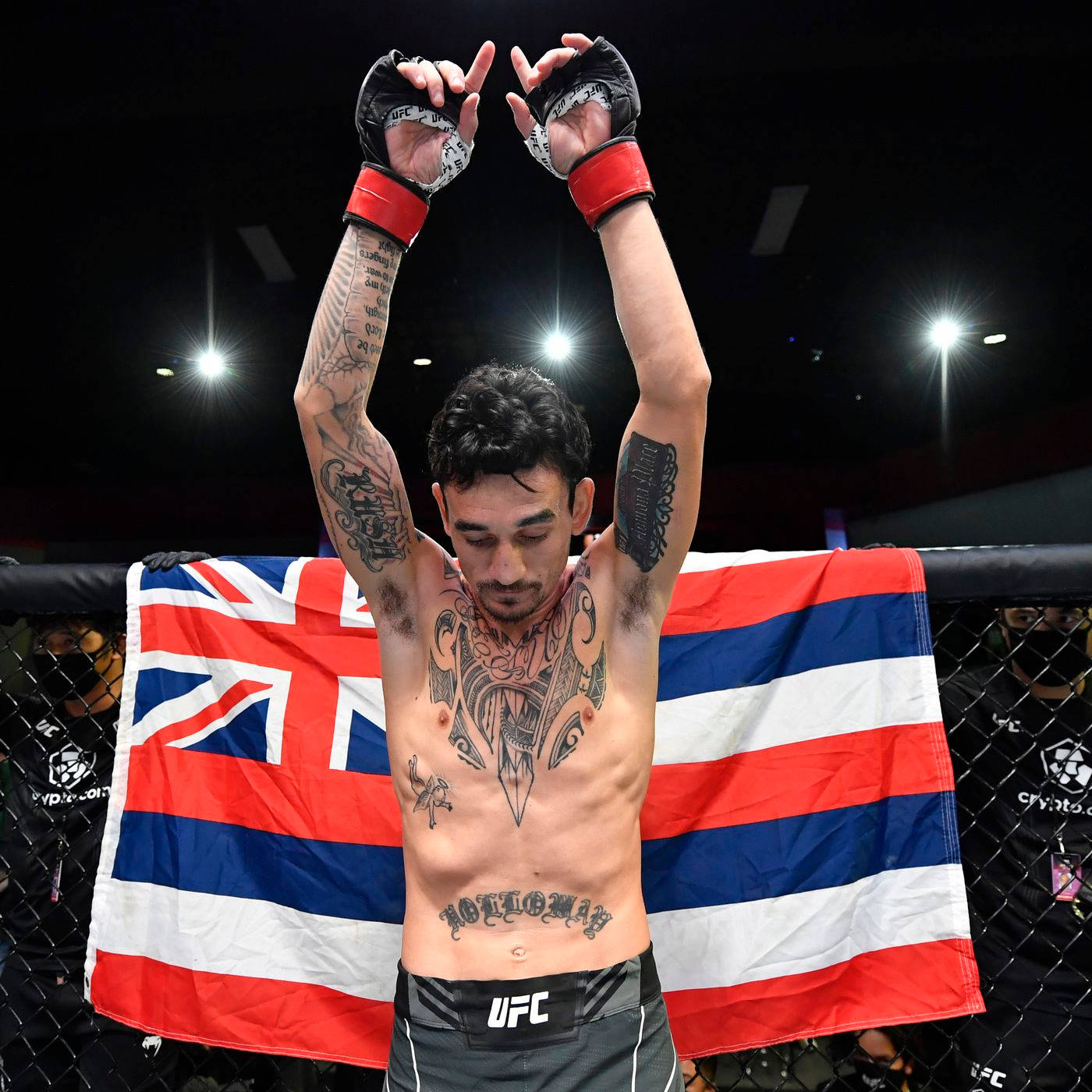 Flag 桌布 壁紙 — 一位紋身的MMA拳手在掛有英國和泰國國旗的UFC八角籠內勝利地舉起戴著手套的雙手。