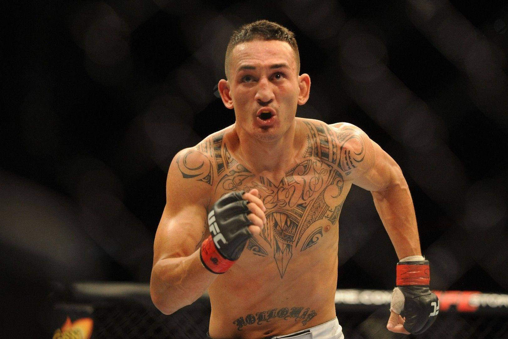UFC 桌布 壁紙 — 一位紋身的混合武術家在昏暗的八角籠內咆哮勝利。