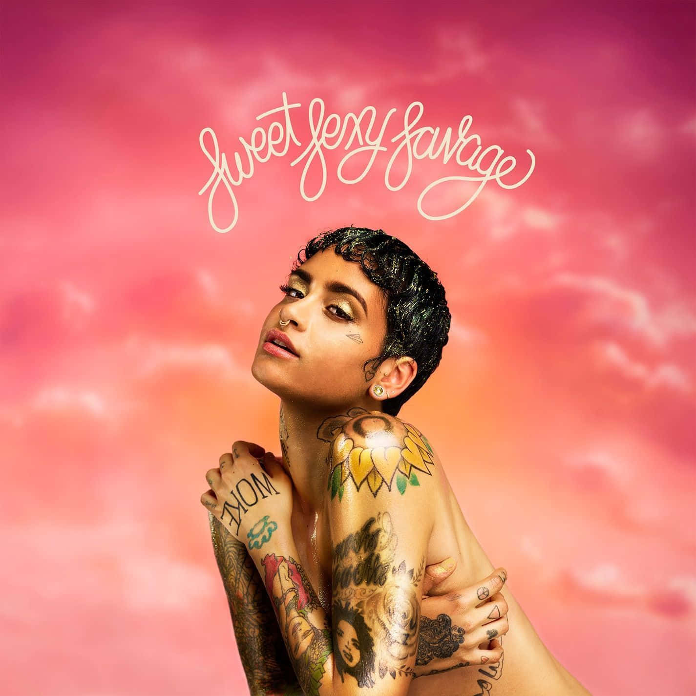 kehlani 桌布 壁紙 — 一位紋身短黑髮女性仰望充滿活力的粉紅和橙色天空，上方漂浮著 sweet sexy savage 的文字。