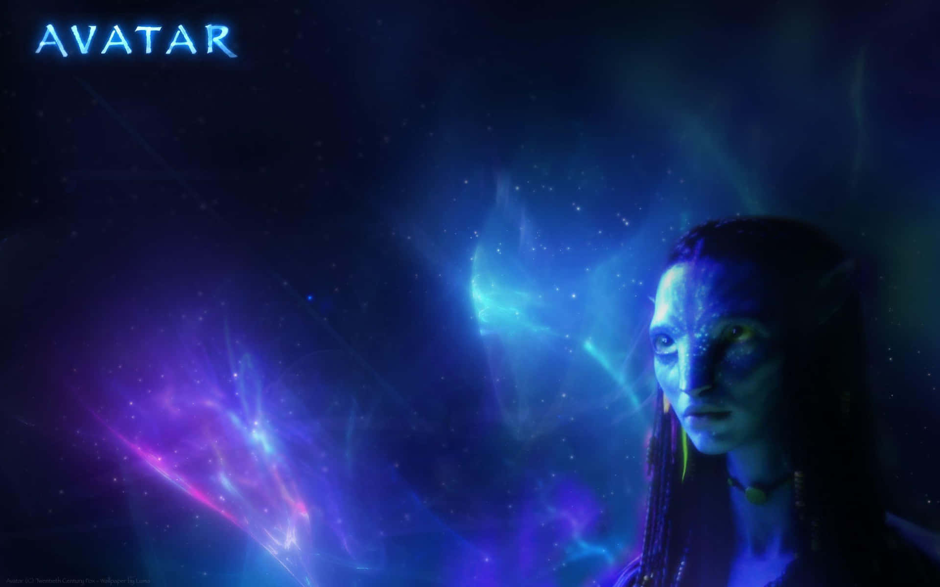 頭像 桌布 壁紙 — 一位納美女性在「AVATAR」標題下，對著發光的星雲和星星的宇宙背景寧靜地凝視。