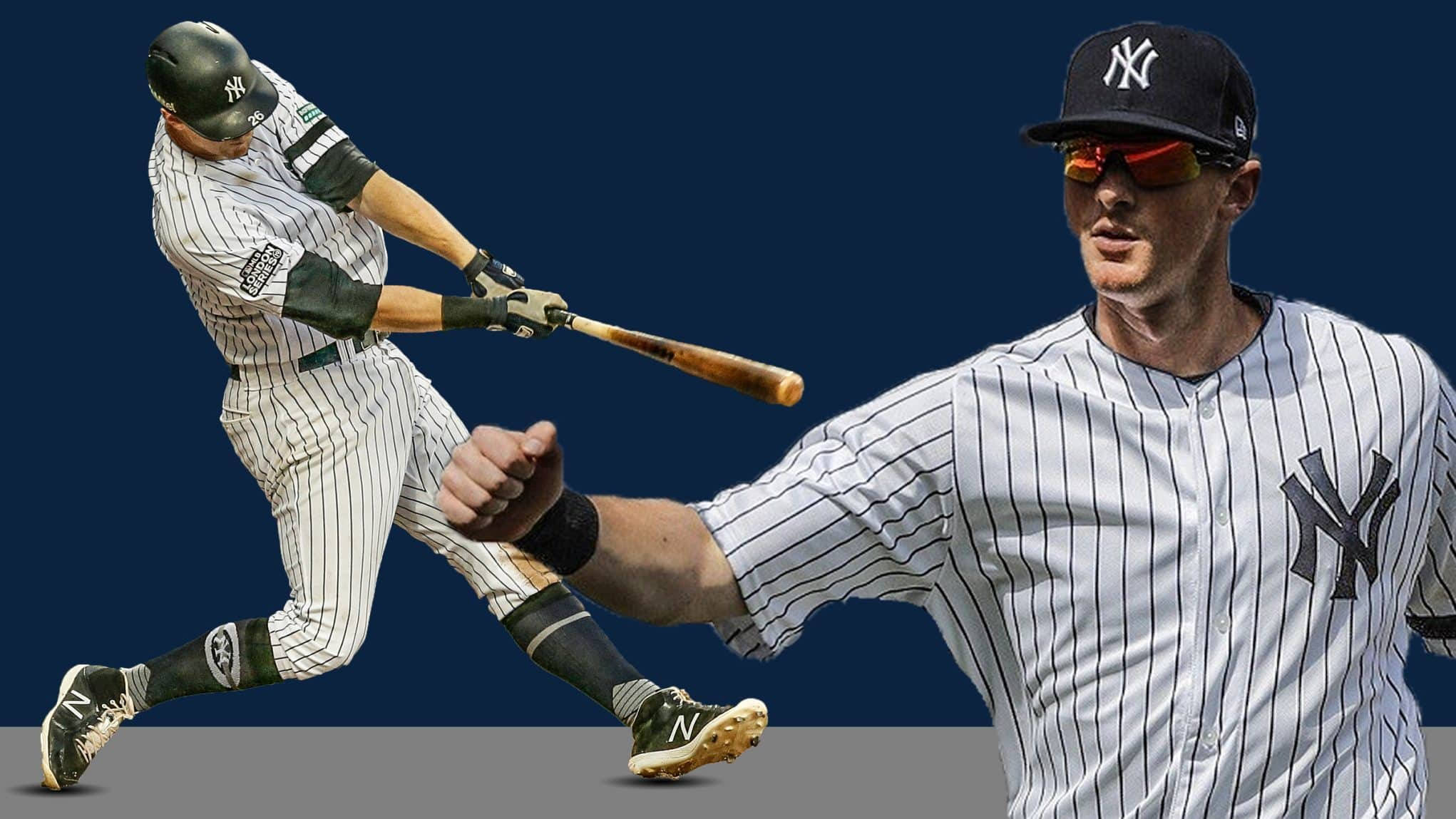 Dj Lemahieu 桌布 壁紙 — 一位紐約洋基棒球選手揮棒，而另一位身穿細條紋球衣的選手在純藍色背景下專注凝視。