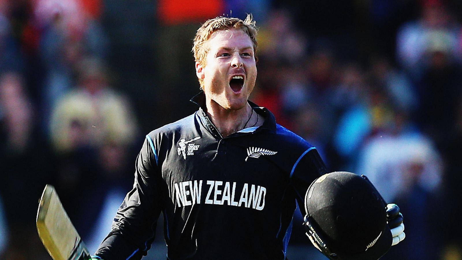 martin guptill 桌布 壁紙 — 一位紐西蘭板球運動員在日間比賽中手持球棒和頭盔熱情慶祝。