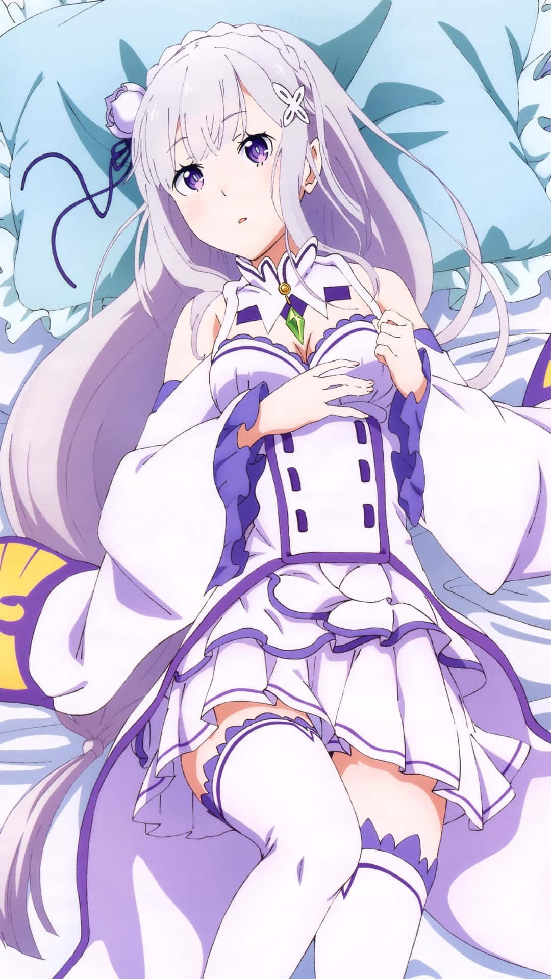 Re Zero Emilia 桌布 壁紙 — 一位紫眼、長銀髮的動漫女孩，穿著白色和紫色的荷葉邊連衣裙，坐在柔和的藍色樹葉背景前。