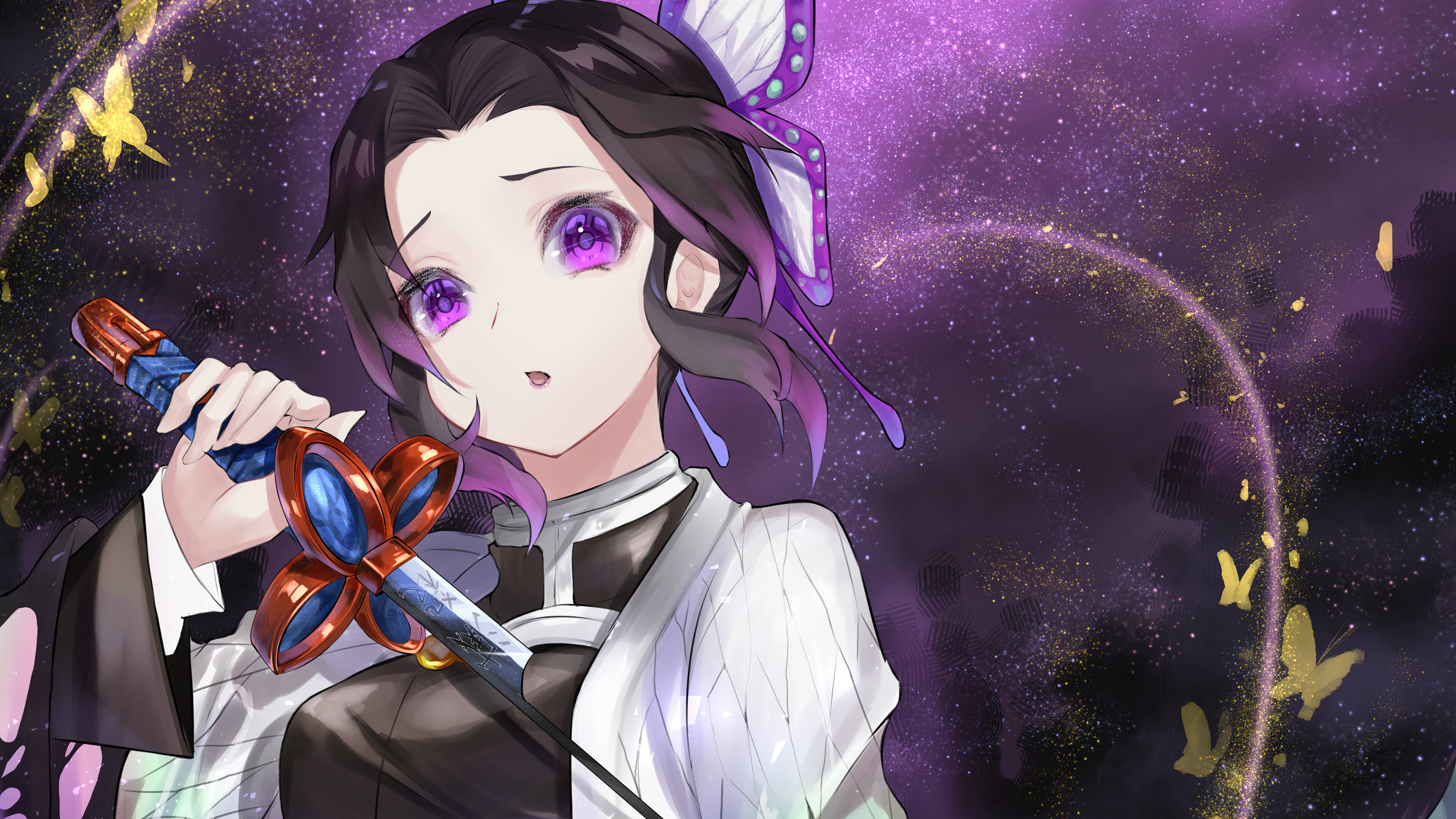 Shinobu Kocho 桌布 壁紙 — 一位紫眼動漫女孩戴著蝴蝶髮夾，手持華麗的劍，背景是閃爍的宇宙紫色背景，點綴著金色蝴蝶。