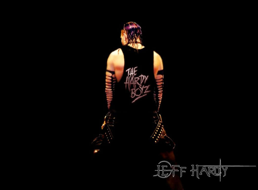 WWE 桌布 壁紙 — 一位紫色頭髮、身穿「The Hardy Boyz」背心的摔角手，在黑色背景下以剪影姿態站立。