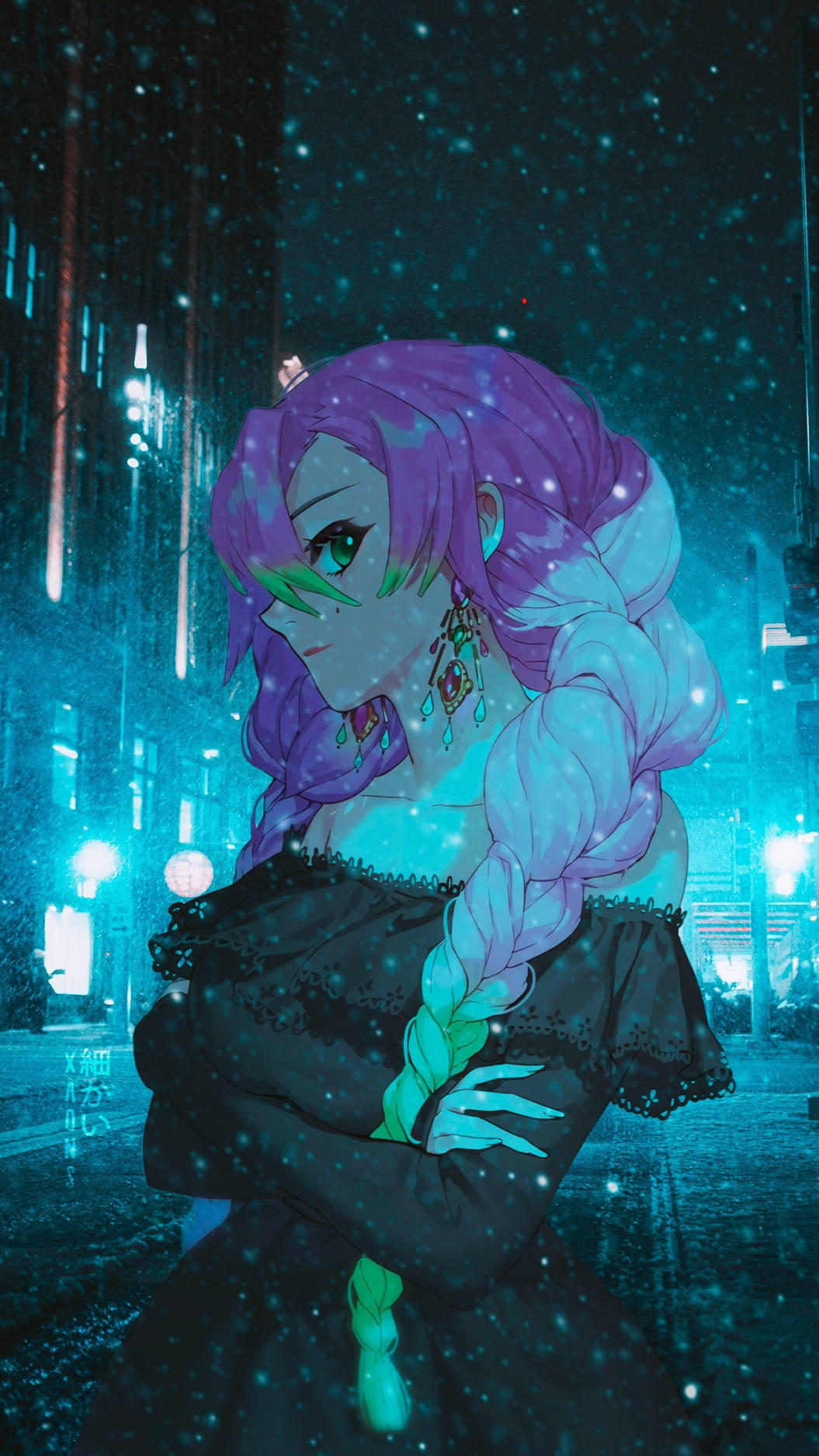 Mitsuri 桌布 壁紙 — 一位紫髮、眼睛發出綠光的動漫女孩站在下著雪的雨夜霓虹燈城市街道上。