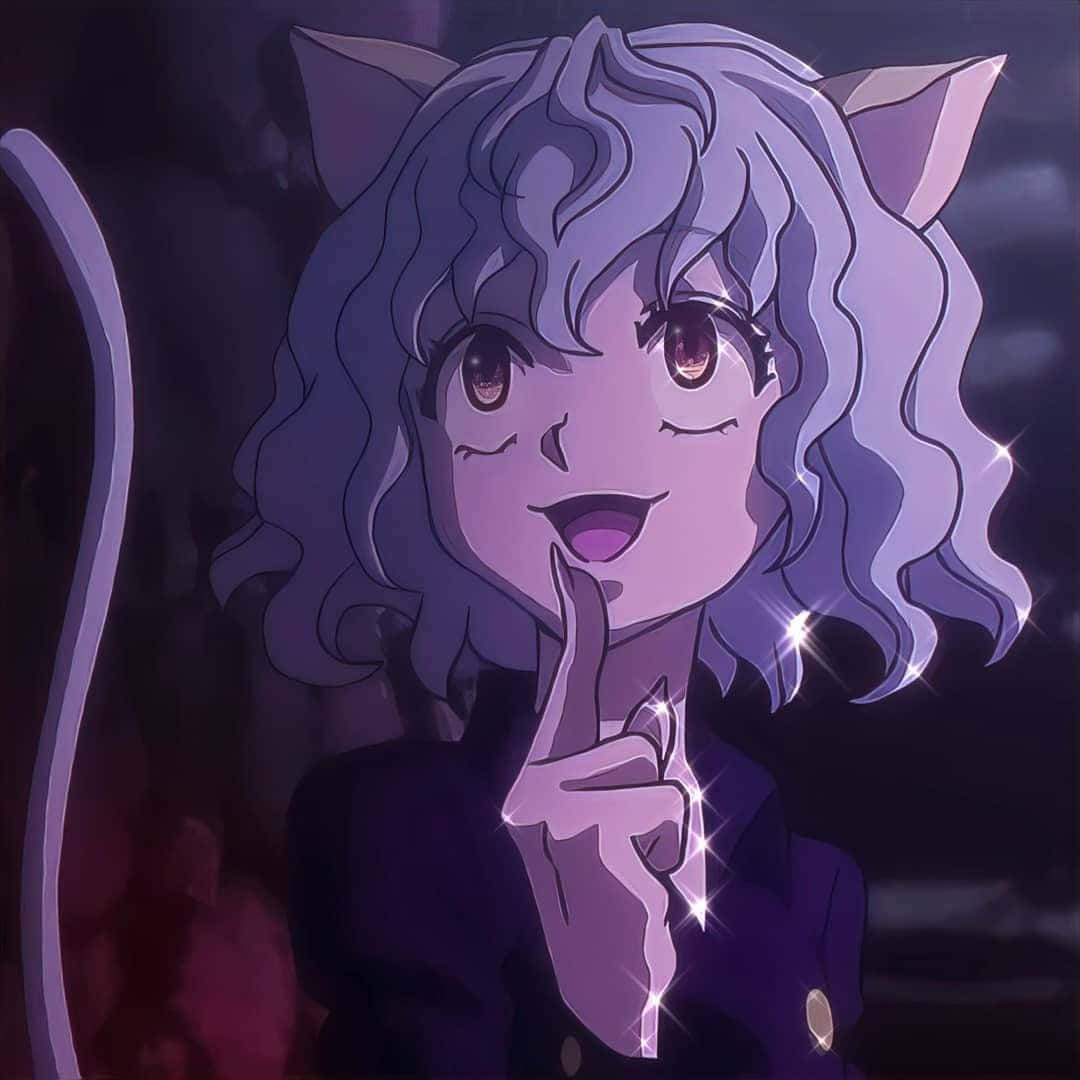 Neferpitou 桌布 壁紙 — 一位紫髮、貓耳、有尾巴的動漫女孩，在閃爍的夜燈下頑皮地眨眼，並將手指放在嘴唇上。