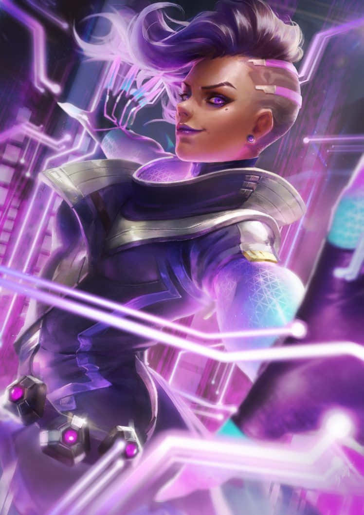 Overwatch Sombra 桌布 壁紙 — 一位紫髮、身穿發光科技裝甲的 cyberpunk 女戰士，站在霓虹電路和能量光束之中。