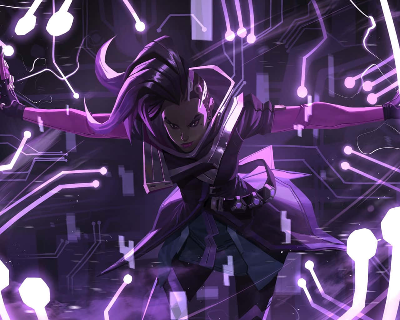 Overwatch Sombra 桌布 壁紙 — 一位紫髮兇猛戰士身穿未來裝甲，在發光電路中張開雙臂站立。